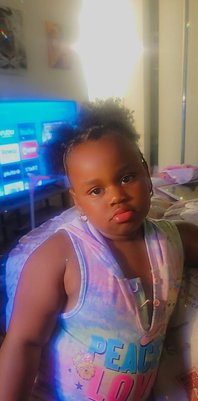 Que'Arie is registered to the contest to win money with this photo: active_tank, black_hair, cheek, chest, cool, ear, eyebrow, eyelash, facial_expression, forehead, hairstyle, happy, iris, lip, mouth, neck, nose, person, shoulder, skin