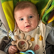 Nahël a rejoint le concours — aidez-le/la à gagner de superbes lots ! baby, baby_seat, bib, blanket, blue_eyes, child, closeup, clothing, colorful, cute, face, hand, indoor, infant, person, playtime, smiling, teething_ring, toy, young