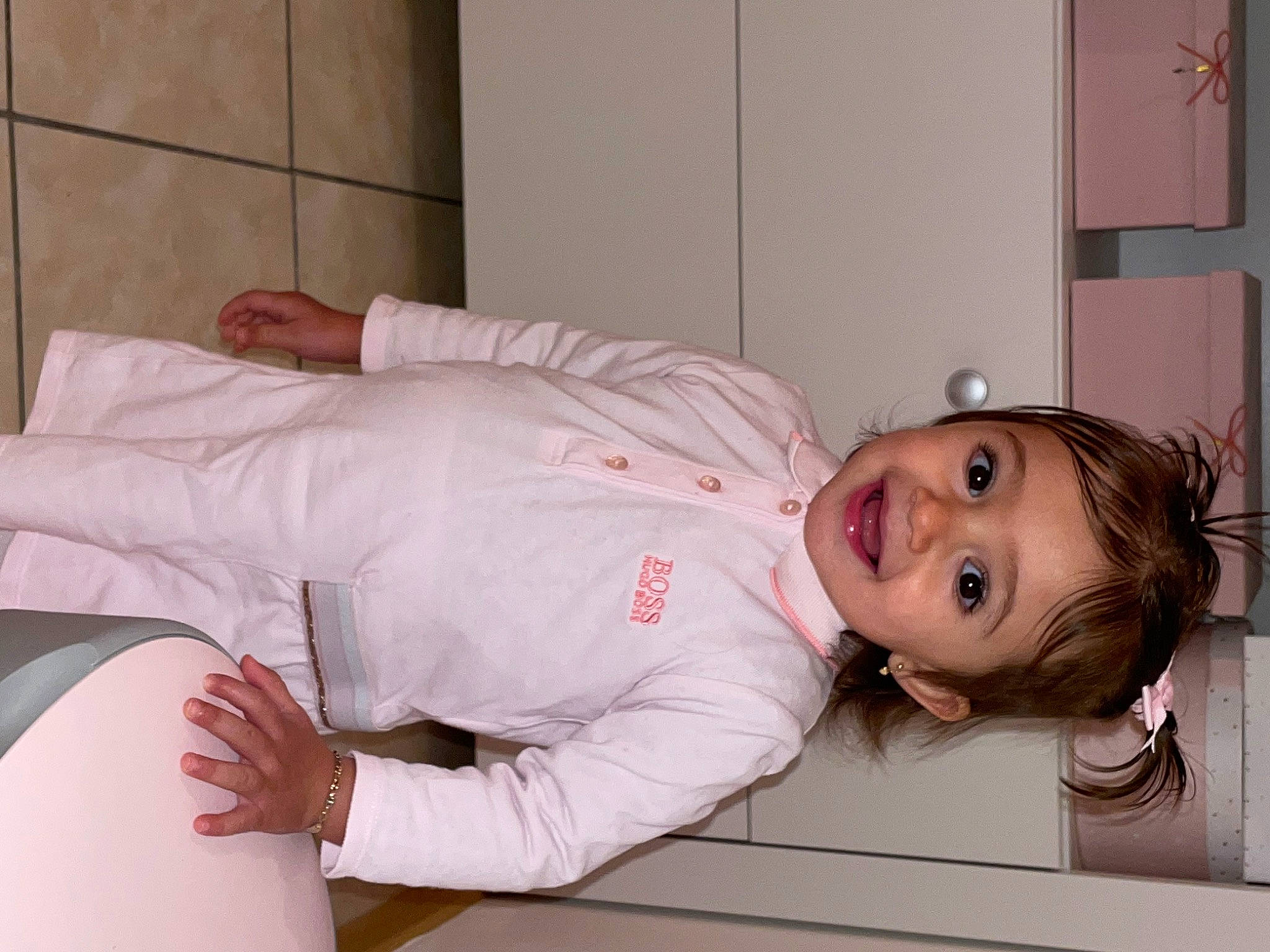 Laïa participe au concours pour gagner de l'argent avec cette photo : baby_toddler_clothing, carmine, comfort, elbow, flesh, happy, human_leg, joy, knee, person, room, sitting, sleeve, smile, thigh, toddler, wrist