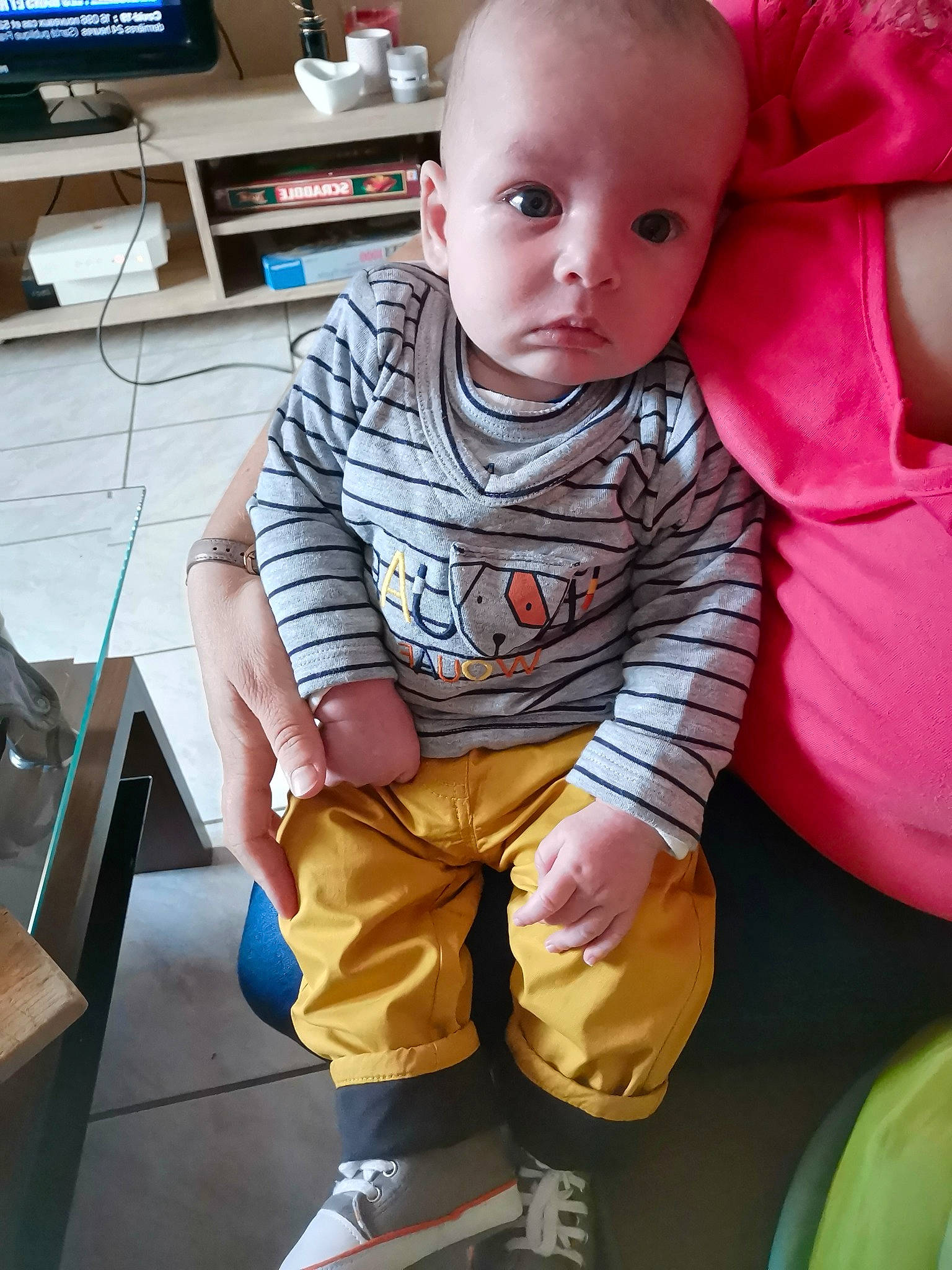 Kerwann participe au concours pour gagner de l'argent avec cette photo : baby, cheek, child, person, play, sitting, smile, toddler