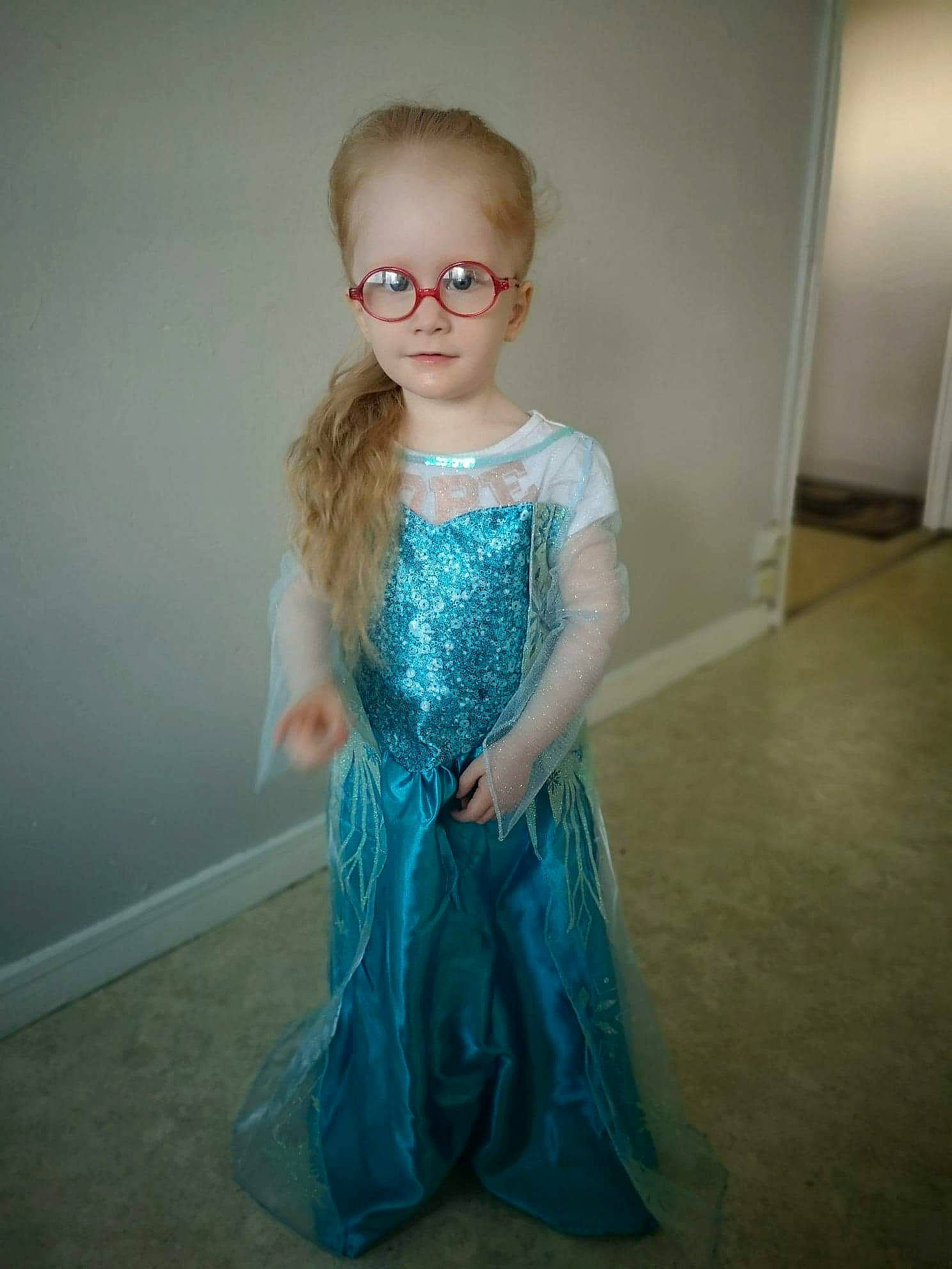 Helena participe au concours pour gagner de l'argent avec cette photo : arm, day_dress, dress, embellishment, eye, face, fashion_design, flooring, gown, hair, head, iris, neck, one_piece_garment, outerwear, person, shoulder, sleeve, textile, toy