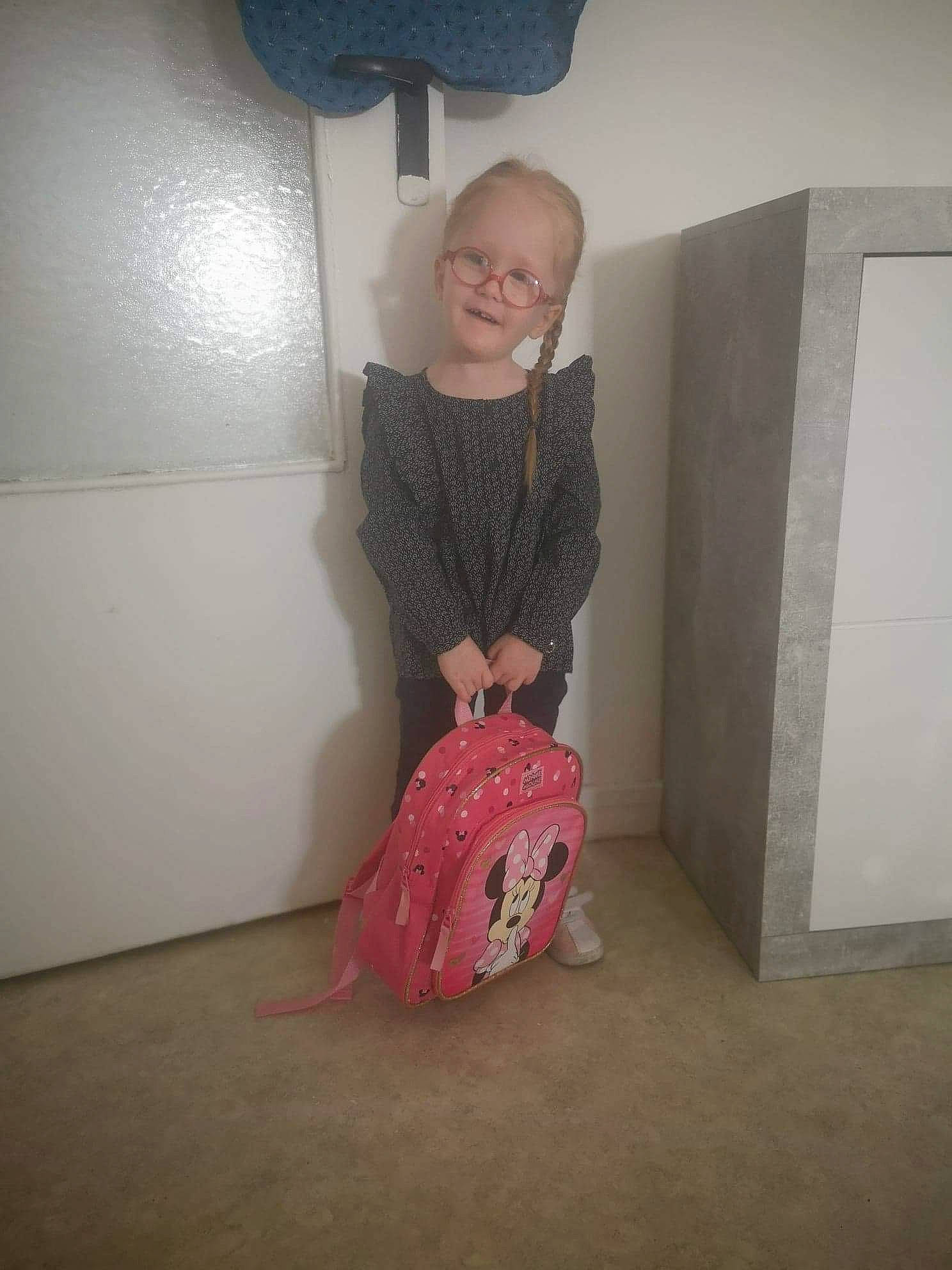 Helena participe au concours pour gagner de l'argent avec cette photo : baby, baby_toddler_clothing, backpack, bag, carmine, fashion_design, floor, flooring, head, human_body, knee, luggage_and_bags, magenta, pattern, peach, person, room, sitting, sleeve, t_shirt