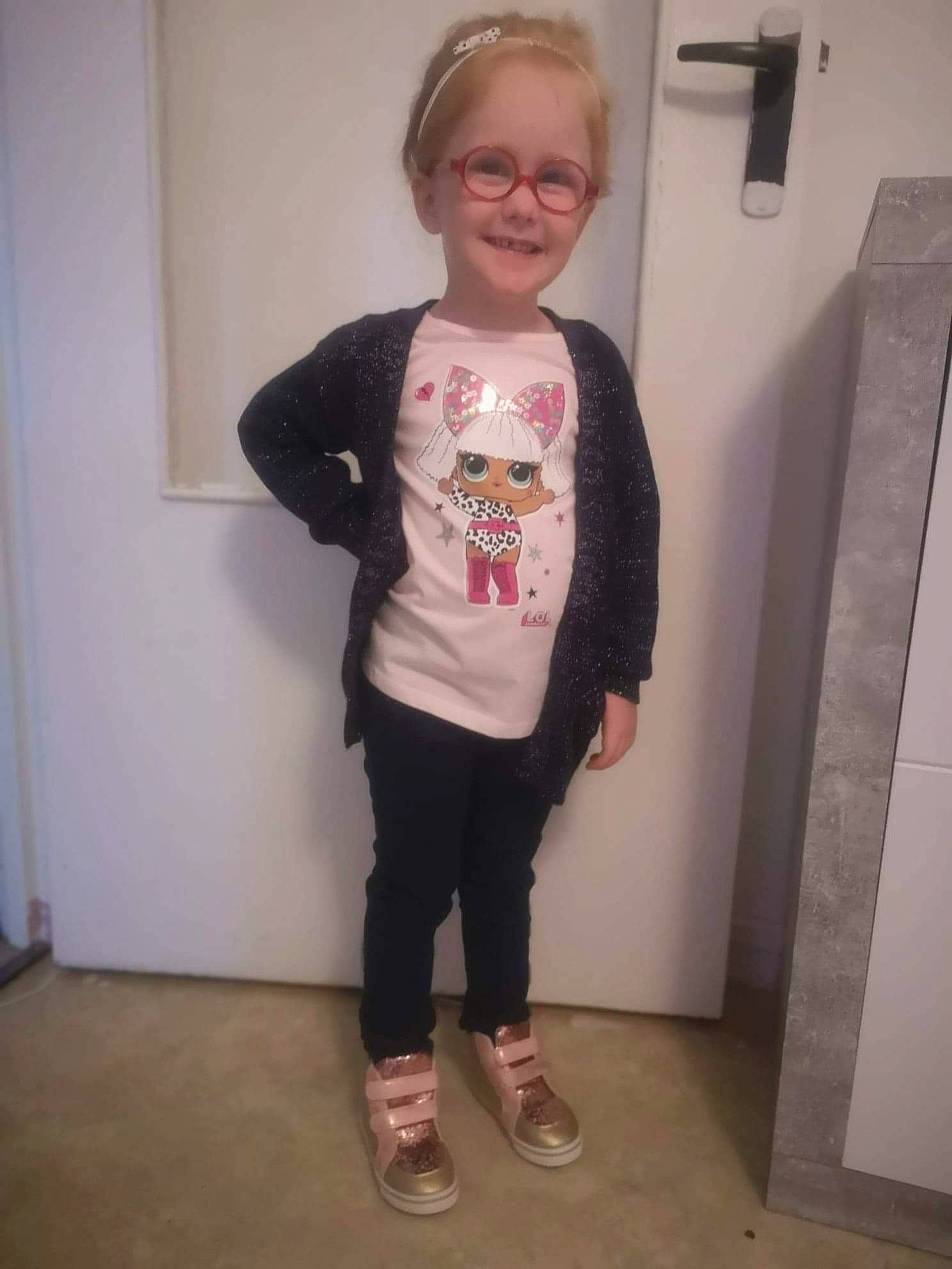 Helena a rejoint le concours — aidez-le/la à gagner de superbes lots ! baby_toddler_clothing, blond, child, face, fashion_design, flooring, fun, hair, head, joy, knee, leg, magenta, pattern, person, room, sleeve, smile, t_shirt, thigh