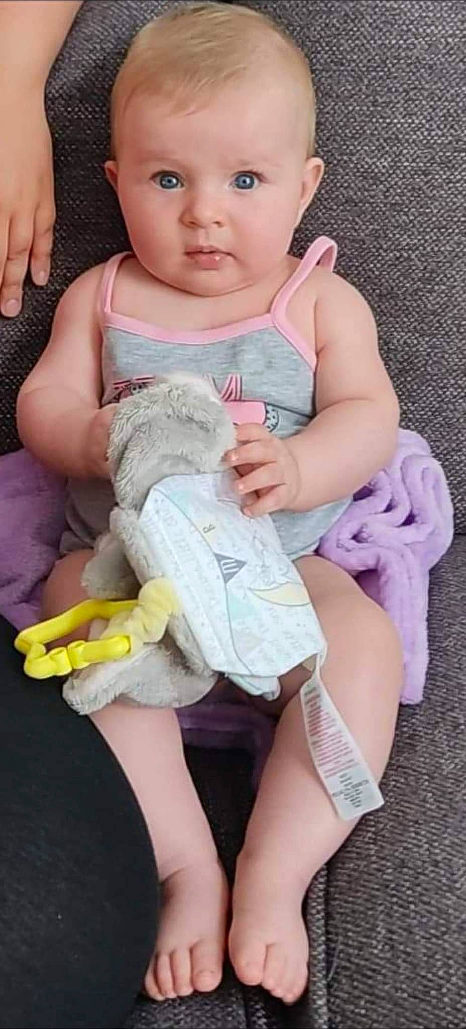 Violette a rejoint le concours — aidez-le/la à gagner de superbes lots ! arm, baby, baby_toddler_clothing, blue, cheek, finger, gesture, hand, happy, joint, leg, mouth, nail, person, pink, skin, sleeve, thigh, thumb, toddler