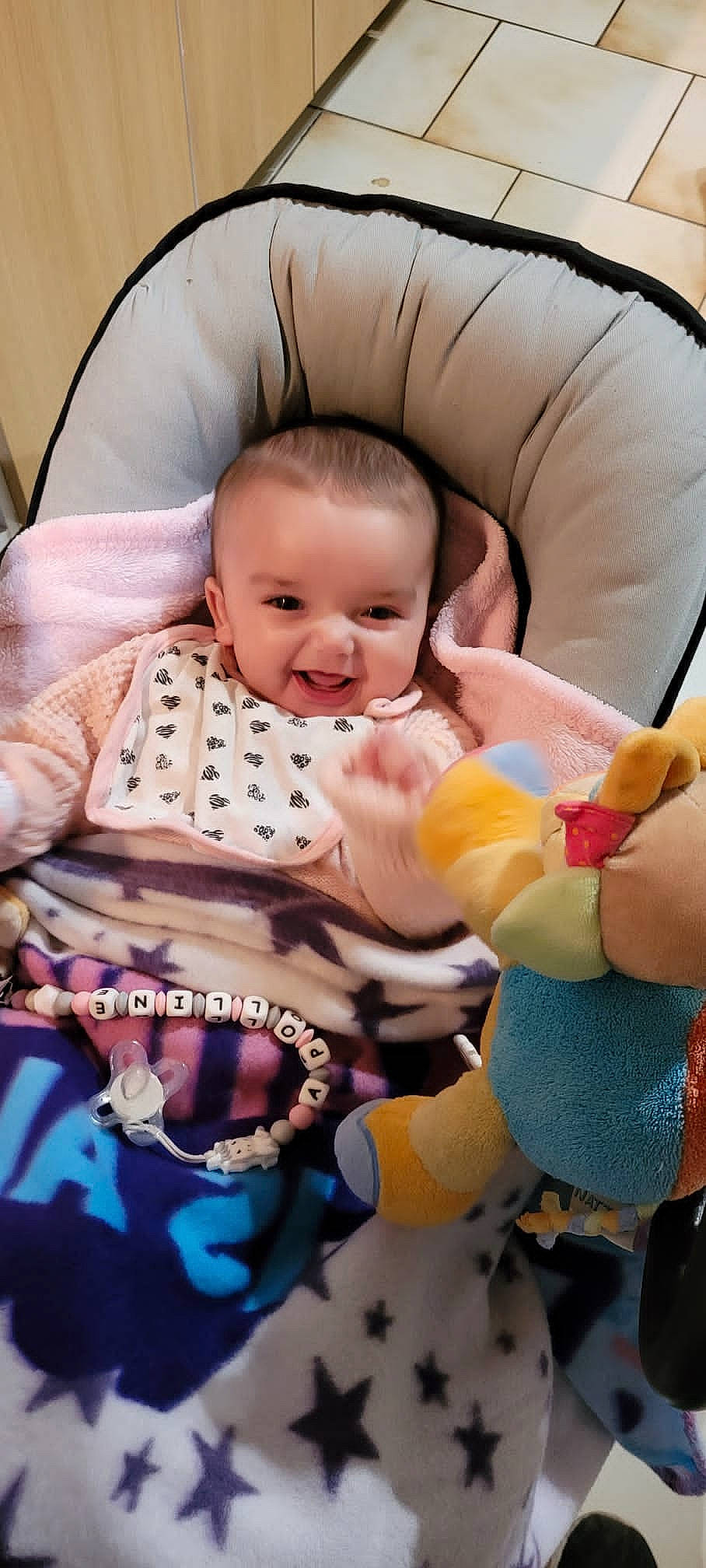 Apolline a rejoint le concours — aidez-le/la à gagner de superbes lots ! baby, baby_carriage, baby_in_car_seat, baby_products, baby_safety, baby_toddler_clothing, cheek, child, comfort, finger, happy, head, infant_bed, iris, mouth, person, pink, skin, smile, textile