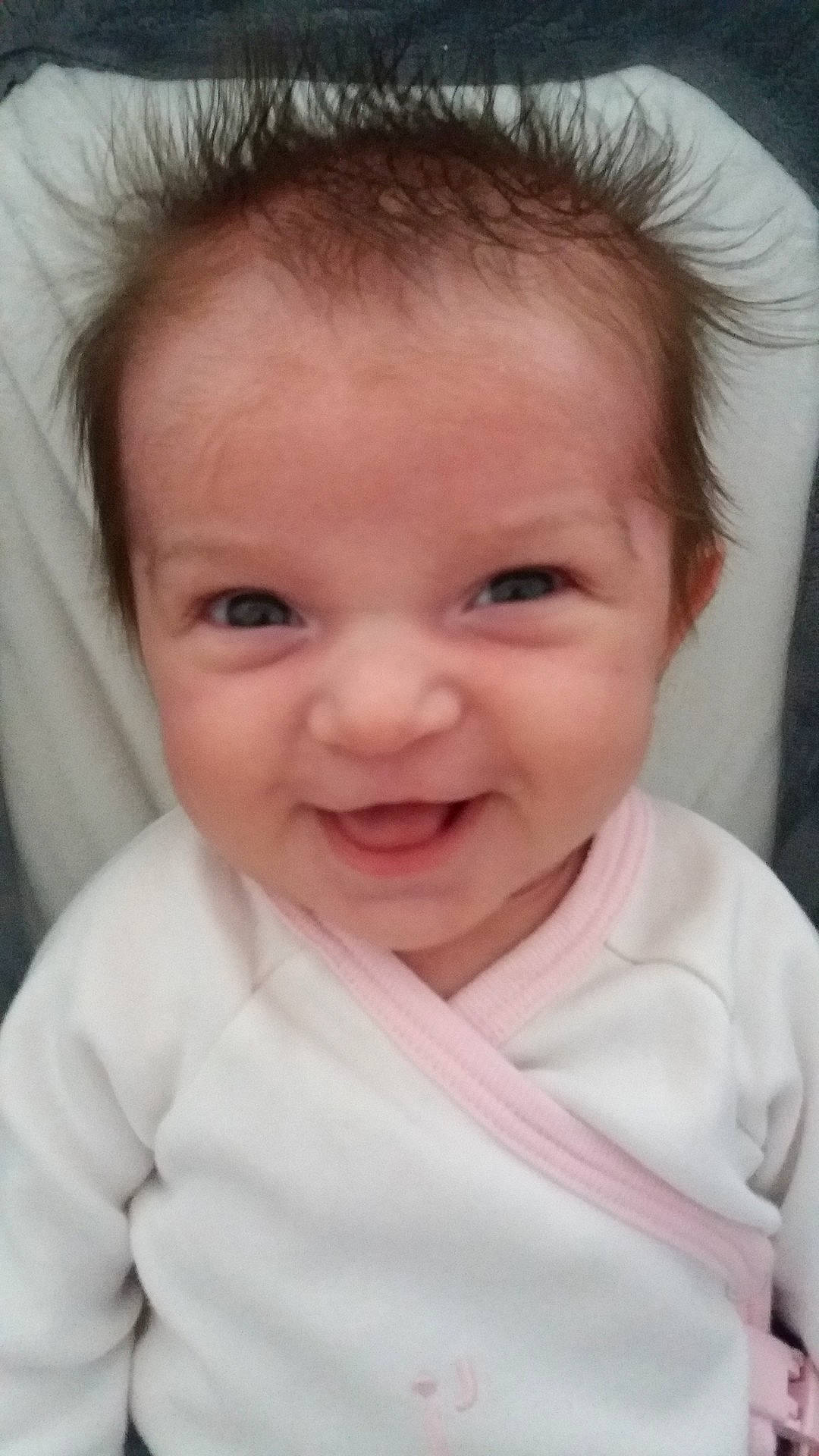 Capucine participe au concours pour gagner de l'argent avec cette photo : cheek, child, emotion, eye, face, facial_expression, head, human_body, infant, joy, nose, organ, person, pink, portrait, skin, smile, toddler