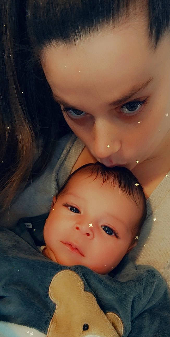 Afane participe au concours pour gagner de l'argent avec cette photo : baby, black_hair, cheek, chin, ear, eye, eyebrow, eyelash, facial_expression, finger, forehead, gesture, happy, iris, lip, mouth, nose, organ, person, skin