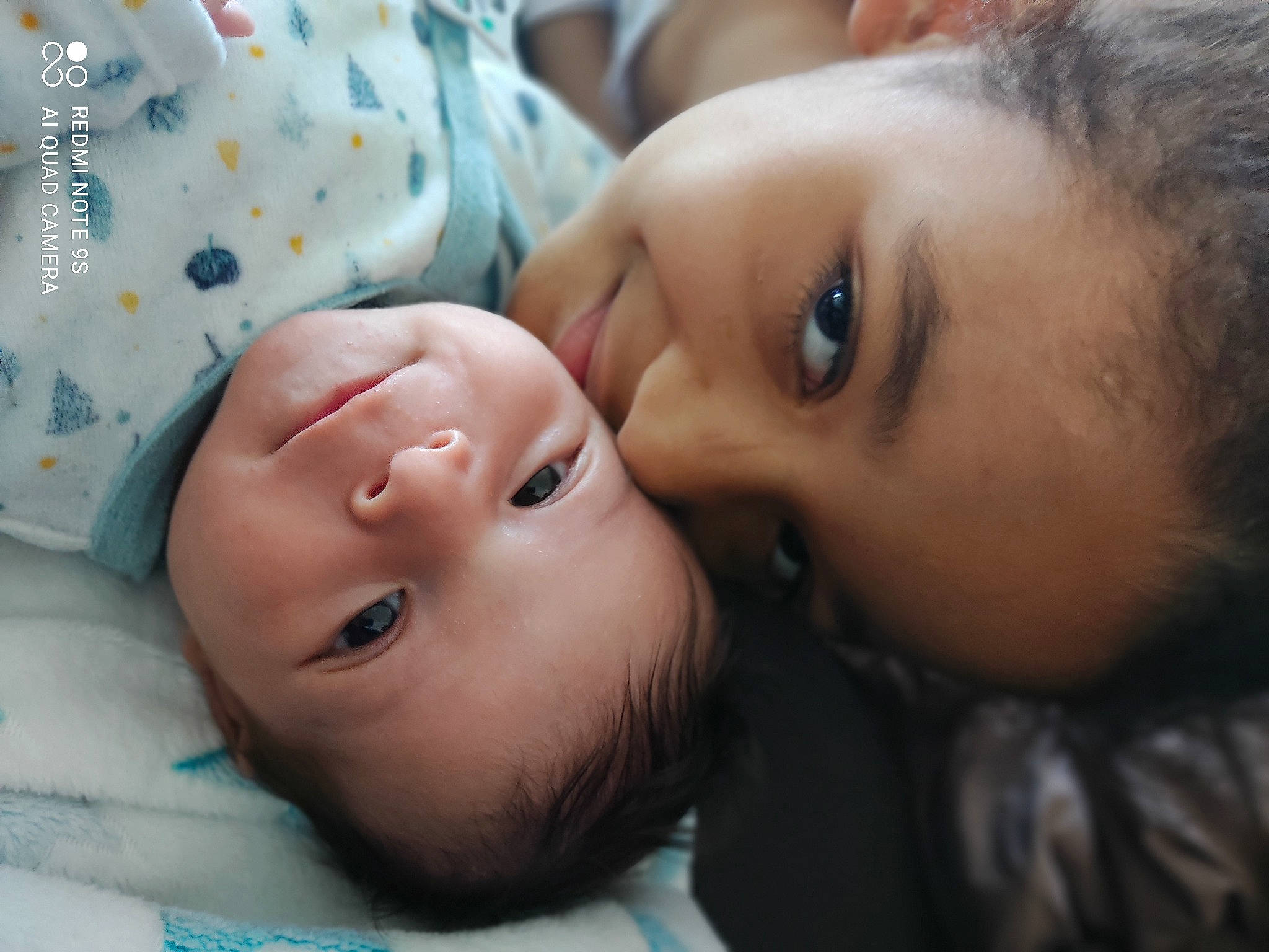 Afane participe au concours pour gagner de l'argent avec cette photo : baby, cheek, chin, eyebrow, eyelash, facial_expression, forehead, grass, happy, iris, lip, mammal, mouth, neck, nose, person, skin, smile, textile, toddler