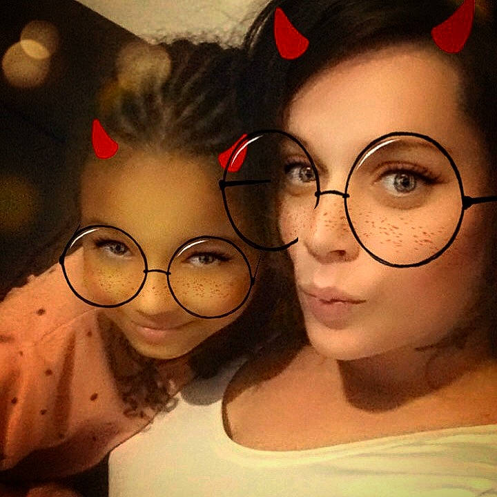 Sarah participe au concours pour gagner de l'argent avec cette photo : cheek, chin, ear, eye, eyebrow, eyelash, eyewear, face, forehead, glasses, happy, head, jaw, joy, lip, mouth, nose, organ, person, skin