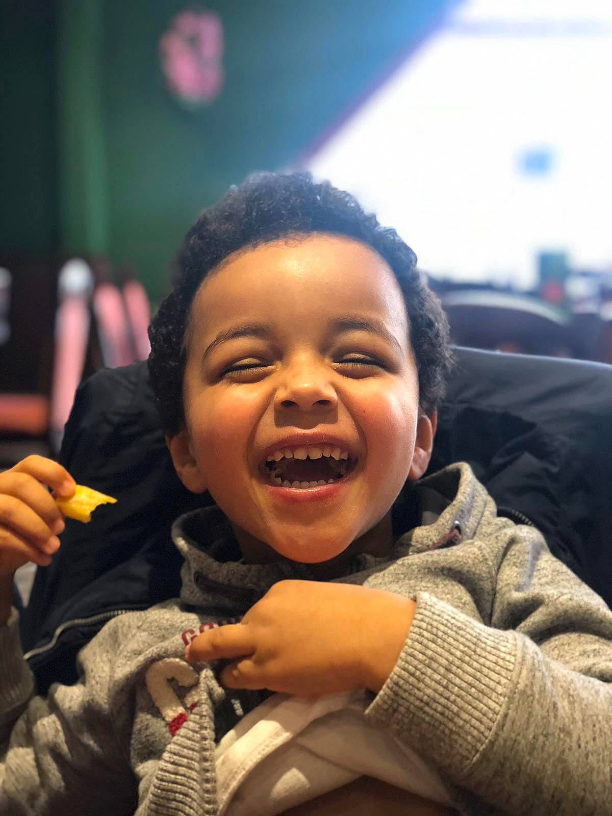 Maido a rejoint le concours — aidez-le/la à gagner de superbes lots ! arm, audio_equipment, blue, cheek, clothing, daytime, electronic_device, eye, face, finger, fun, hair, head, human, jacket, lip, microphone, people, person, room