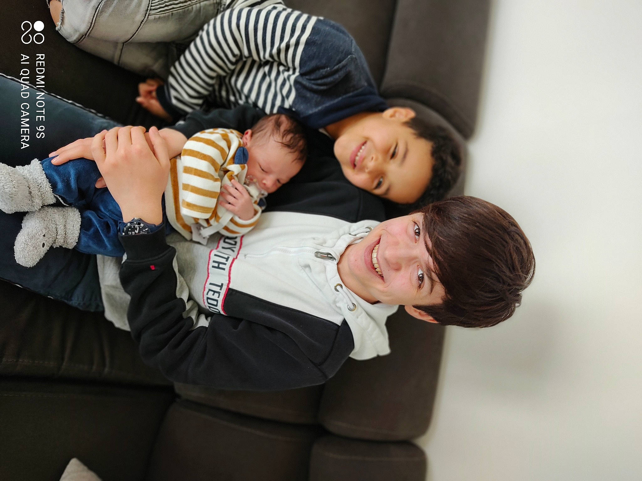 Maido a rejoint le concours — aidez-le/la à gagner de superbes lots ! arm, baby, baby_toddler_clothing, child, comfort, elbow, event, finger, flash_photography, fun, gesture, happy, hat, joy, nail, person, room, sitting, sleeve, smile