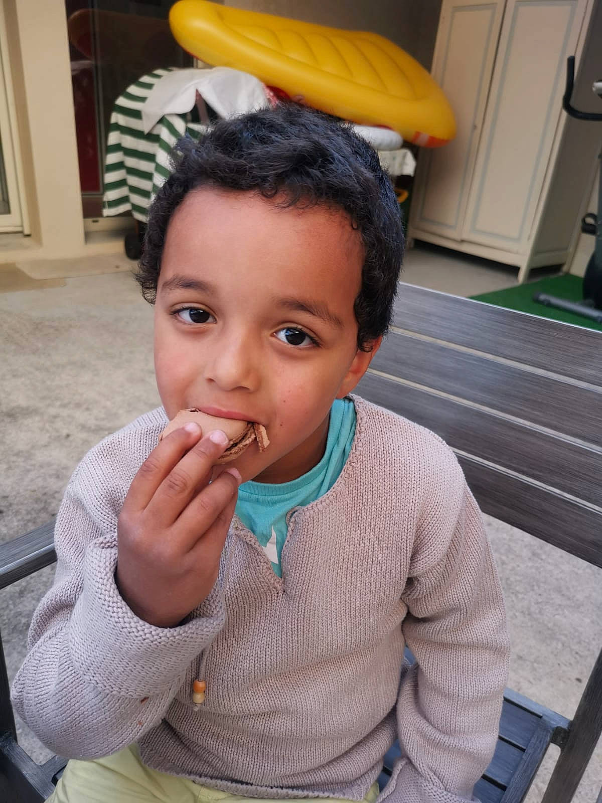 Maido a rejoint le concours — aidez-le/la à gagner de superbes lots ! child, chin, comfort_food, door, ear, eating, eyelash, fashion_accessory, finger_food, food, fun, gesture, happy, jaw, nose, person, thumb, toddler, vacation