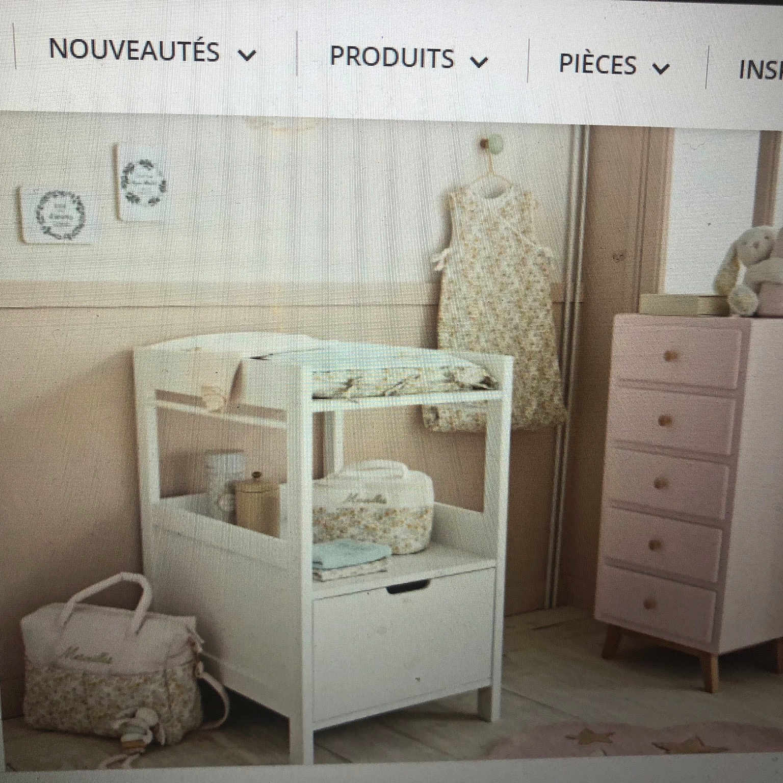 Inès participe au concours pour gagner de l'argent avec cette photo : cabinetry, chest, chest_of_drawers, cupboard, drawer, floor, flooring, font, furniture, hardwood, house, interior_design, material_property, nightstand, product, rectangle, shelf, shelving, wall, wood