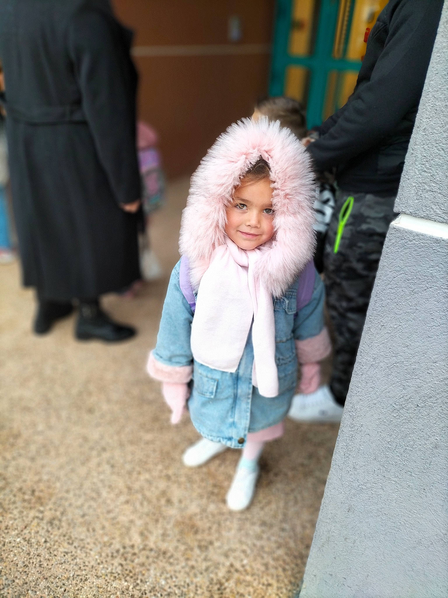 Molly a rejoint le concours — aidez-le/la à gagner de superbes lots ! cap, child, electric_blue, event, fashion_accessory, flooring, fun, fur, fur_clothing, headwear, jacket, joy, mammal, outerwear, person, standing, street_fashion, textile, toddler, toy