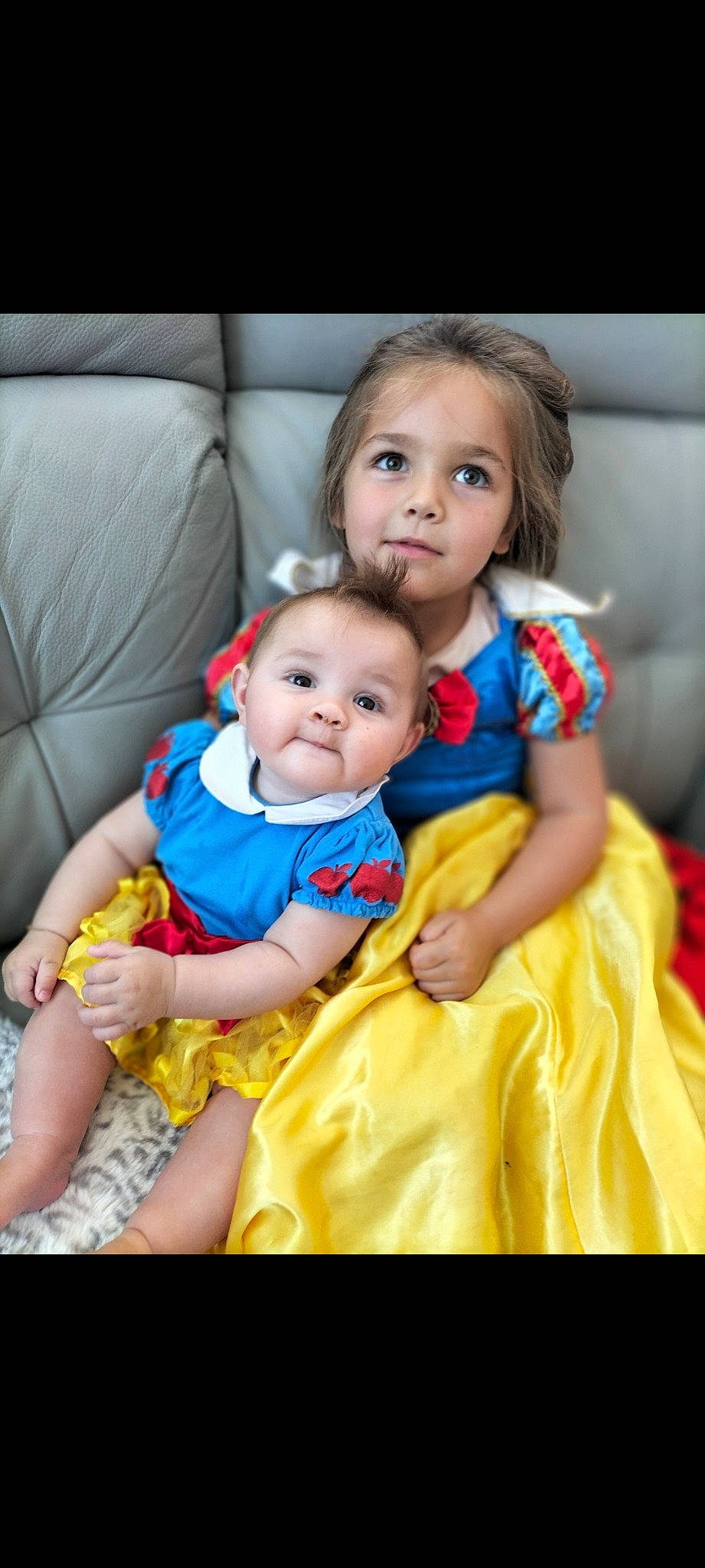 Molly a rejoint le concours — aidez-le/la à gagner de superbes lots ! baby, baby_toddler_clothing, beauty, cheek, child, comfort, couch, dress, eye, face, flash_photography, fun, hairstyle, happy, interaction, iris, people, person, skin, smile