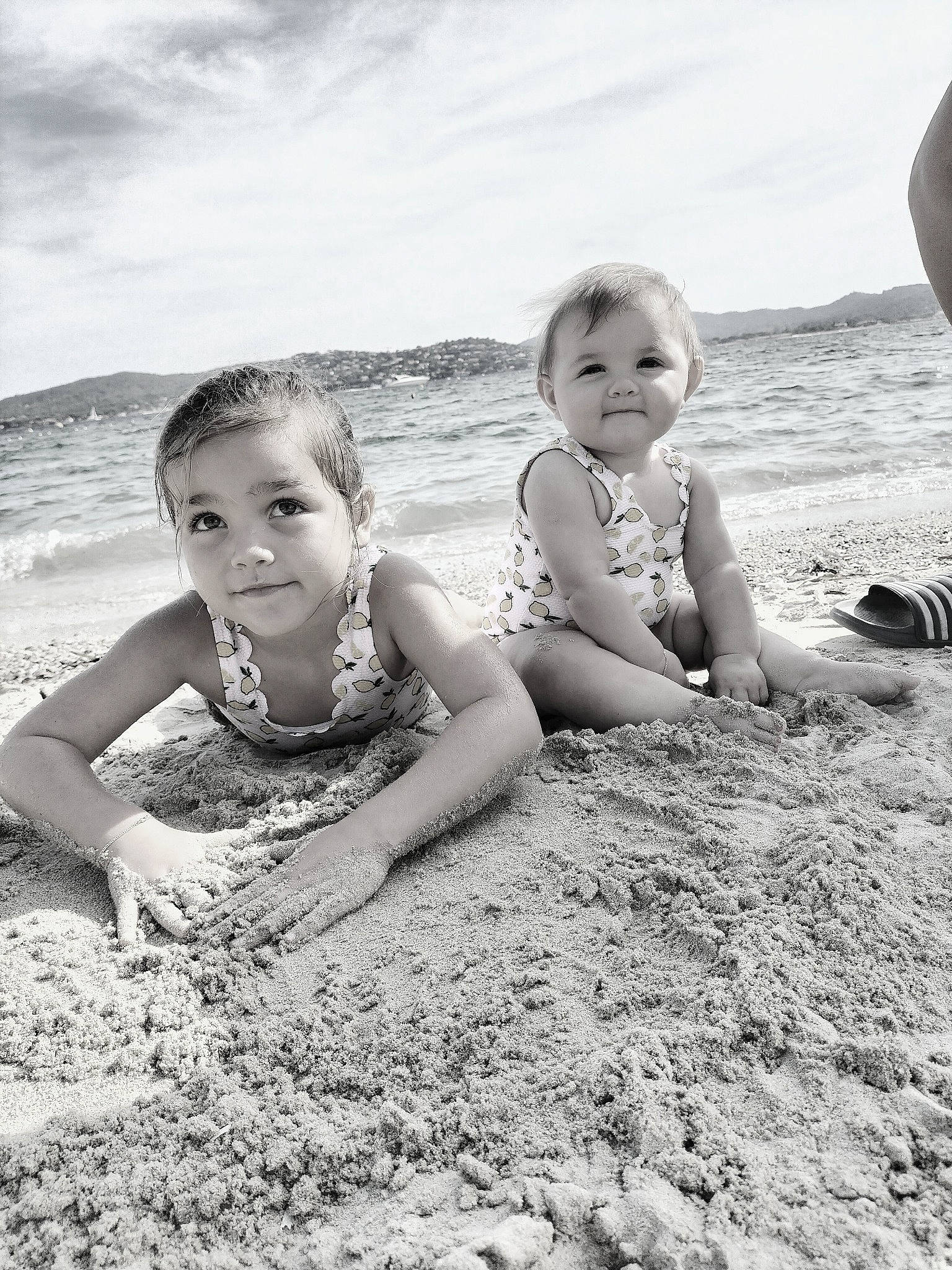 Molly a rejoint le concours — aidez-le/la à gagner de superbes lots ! beach, black_and_white, cloud, eye, face, flash_photography, fun, grass, happy, head, joy, monochrome, monochrome_photography, people_in_nature, people_on_beach, person, sand, sky, smile, style