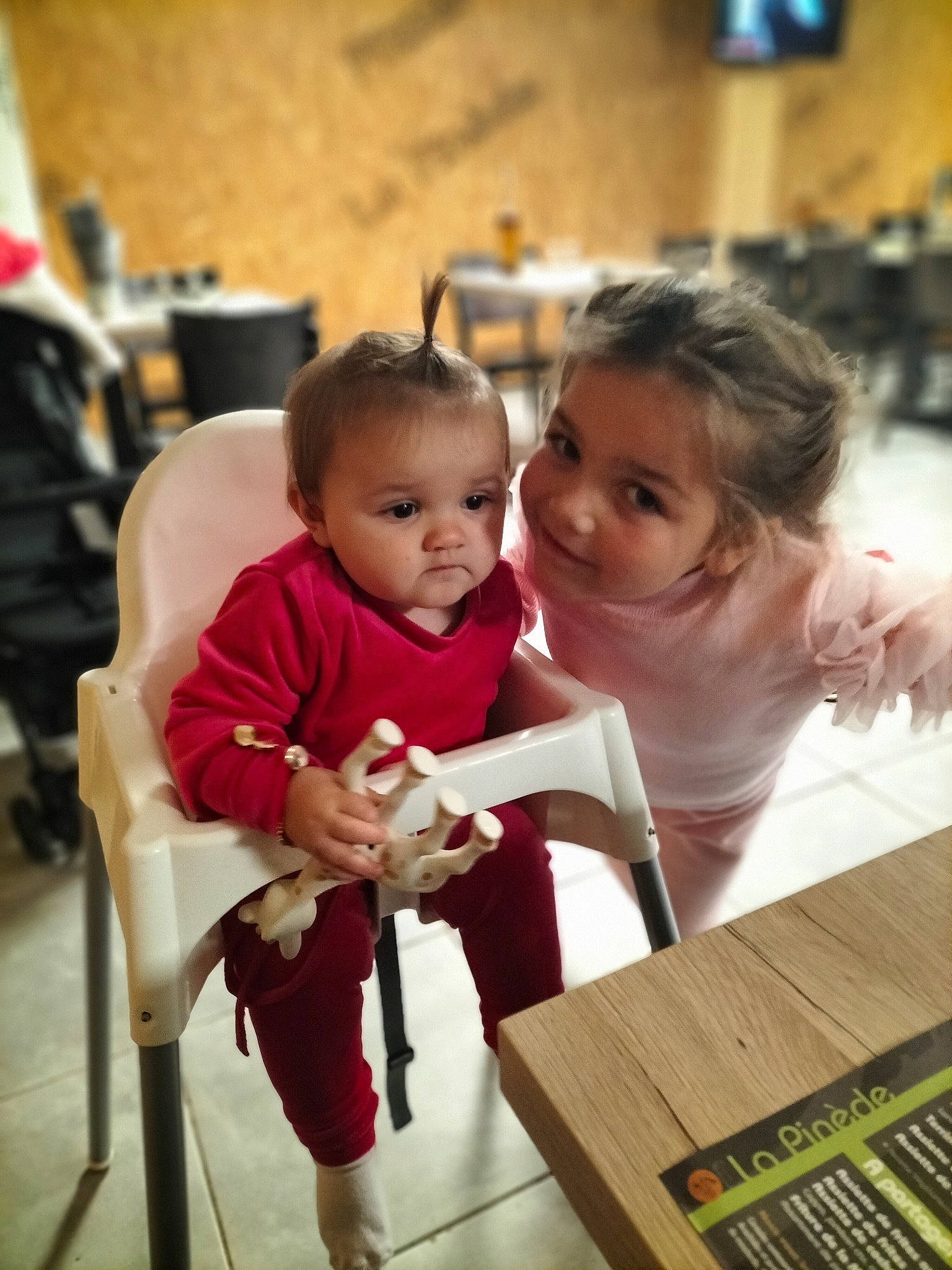 Molly participe au concours pour gagner de l'argent avec cette photo : baby, chair, child, community, event, flooring, fun, furniture, hairstyle, happy, leisure, person, recreation, room, sandal, sitting, skin, table, toddler, vacation