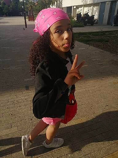 Selma participe au concours pour gagner de l'argent avec cette photo : asphalt, beauty, cap, cool, electric_blue, eyewear, happy, headwear, helmet, leisure, lip, magenta, person, personal_protective_equipment, pink, recreation, road_surface, sandal, shoe, sleeve