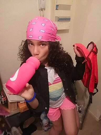 Selma participe au concours pour gagner de l'argent avec cette photo : cap, child, clothing, fashion_accessory, fun, headgear, headwear, helmet, human_leg, magenta, person, personal_protective_equipment, pink, purple, room, shorts, skin, sports_gear, textile, thigh