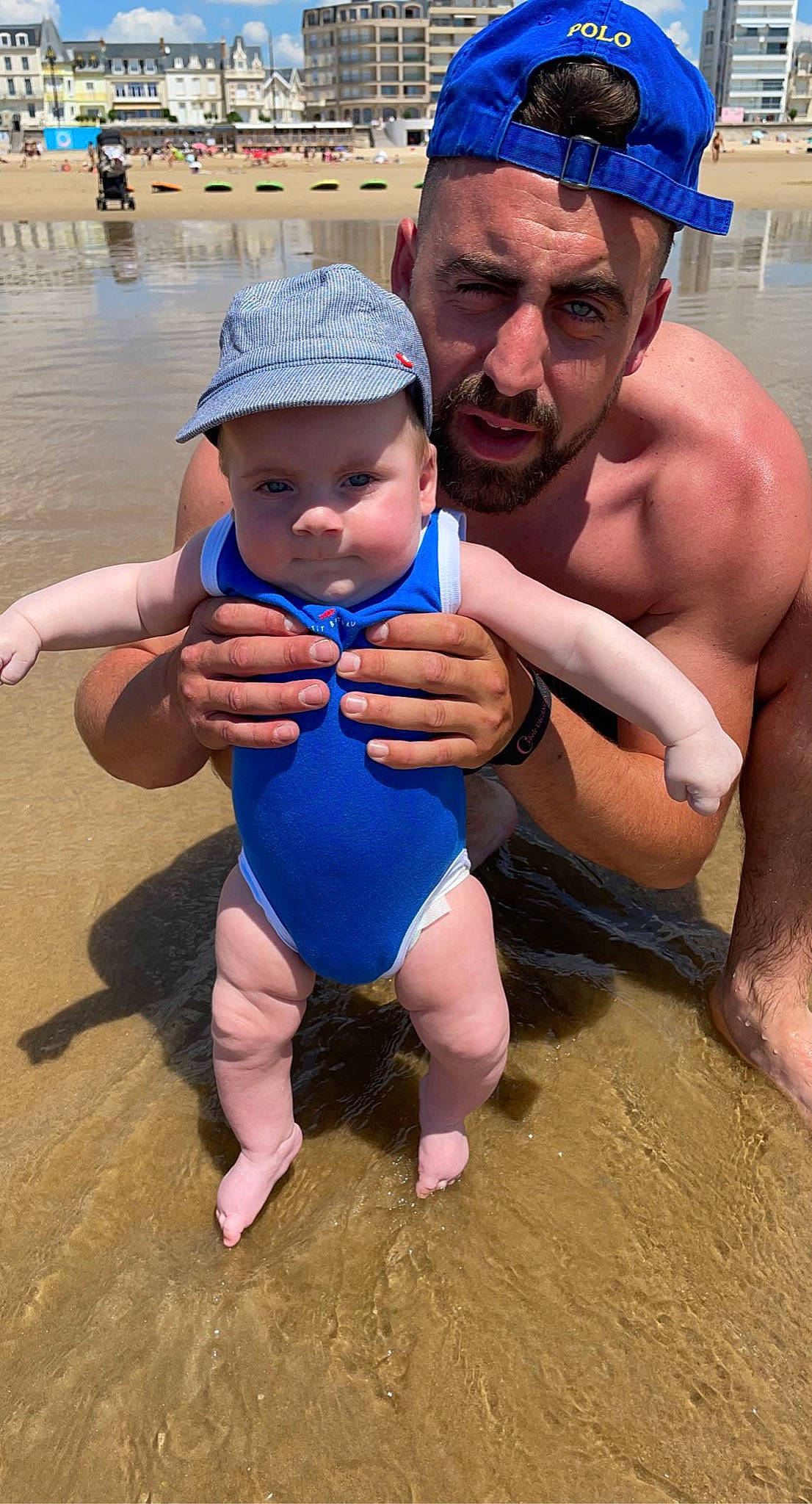 Kenzi a rejoint le concours — aidez-le/la à gagner de superbes lots ! arm, baby, baby_toddler_clothing, blue, cap, face, facial_expression, finger, fun, happy, hat, head, headwear, leisure, muscle, person, skin, summer, swimming_pool, thigh