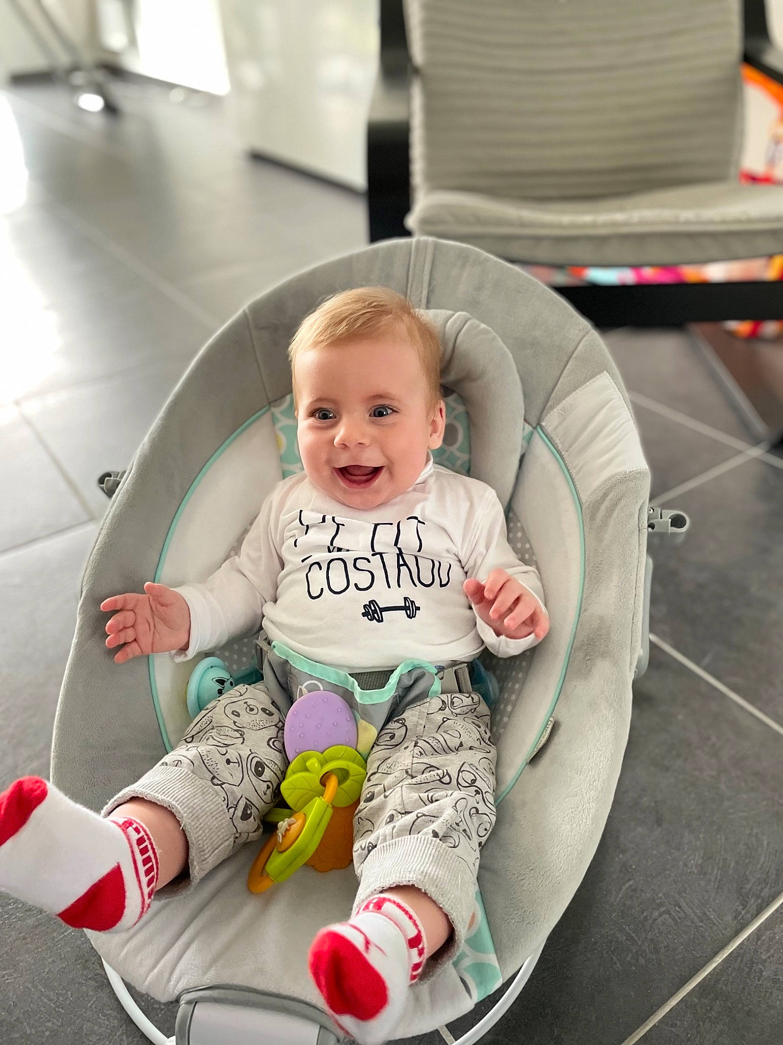 Kenzi a rejoint le concours — aidez-le/la à gagner de superbes lots ! baby, baby_products, baby_toddler_clothing, child, comfort, flooring, fun, hairstyle, happy, head, joy, knee, leg, person, sleeve, smile, snapshot, sock, t_shirt, thigh