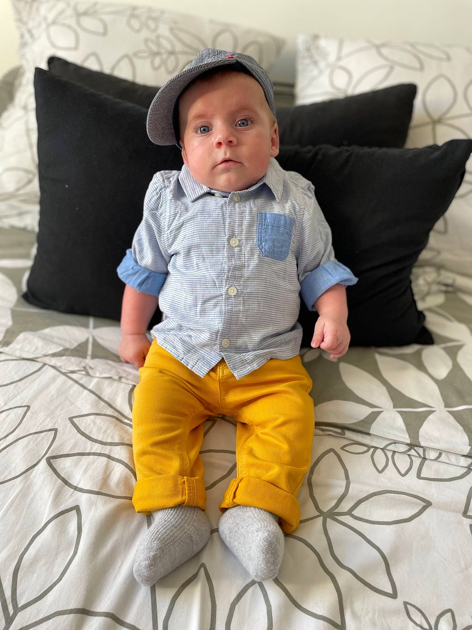Kenzi participe au concours pour gagner de l'argent avec cette photo : baby, baby_toddler_clothing, child, comfort, cool, couch, face, floor, flooring, linens, outerwear, pattern, person, pillow, room, sitting, sleeve, t_shirt, throw_pillow, toddler