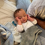Enzo a rejoint le concours — aidez-le/la à gagner de superbes lots ! baby, sleeping, blanket, bed, plush_toy, pacifier, infant, white_clothing, comfort, hand, person, sleep, soft, rest, indoor, closeup, cute, peaceful, relaxation, toddler