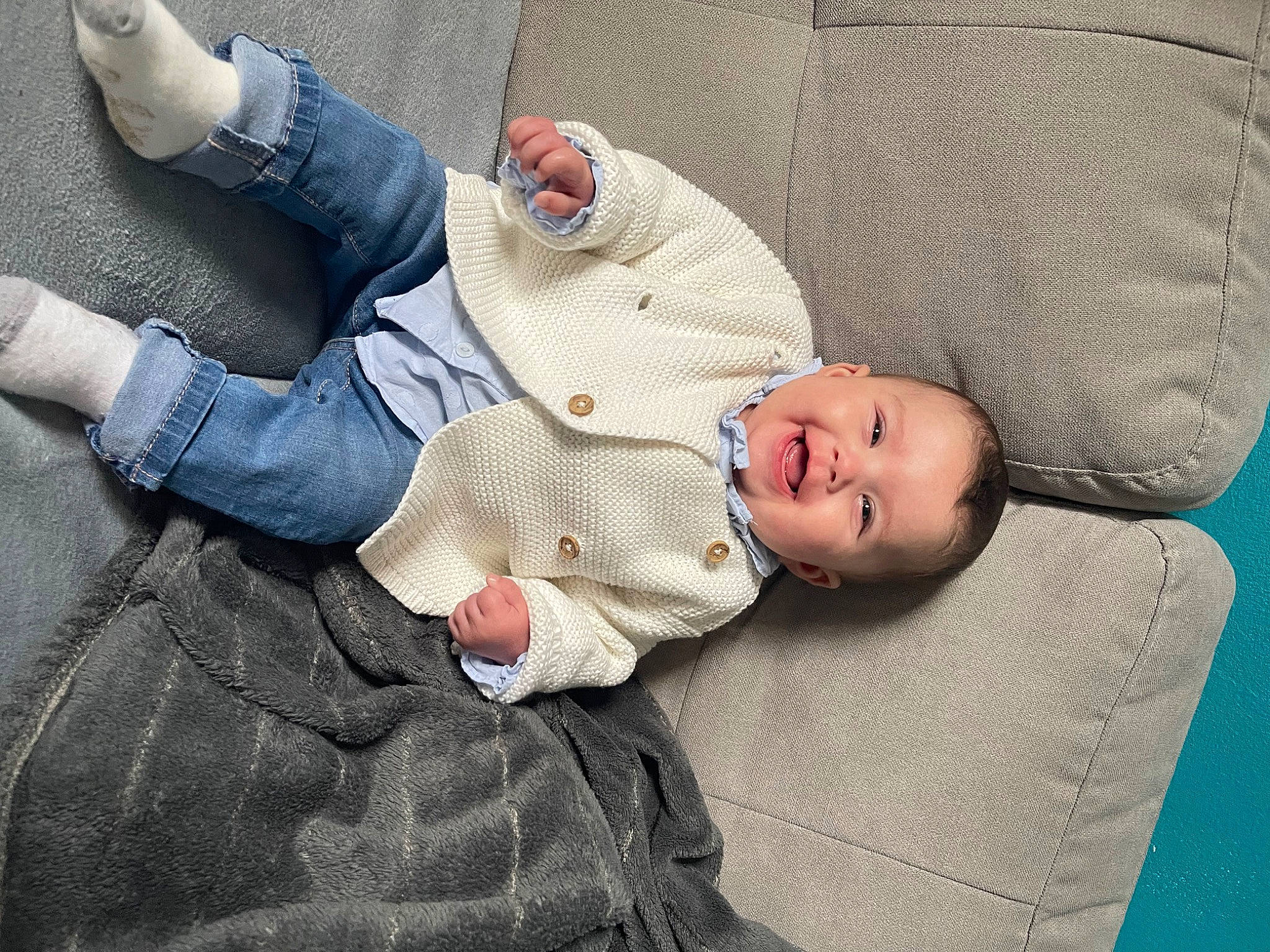 Malya participe au concours pour gagner de l'argent avec cette photo : baby, baby_products, baby_toddler_clothing, child, clothing, comfort, denim, finger, foot, gesture, hand, hat, human_leg, joint, knee, leg, person, sitting, skin, thumb