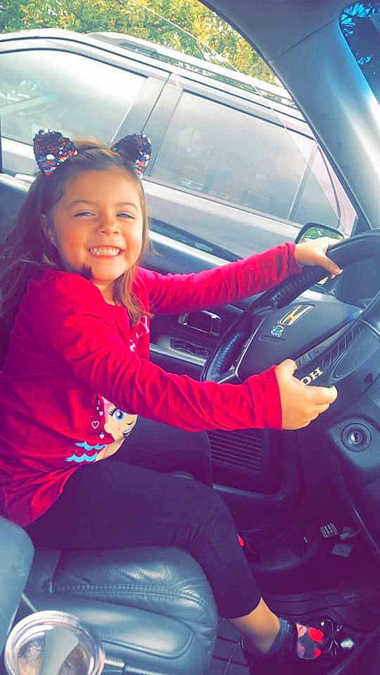 Anais is registered to the contest to win money with this photo: car, child, city_car, driving, family_car, joy, luxury_vehicle, person, smile, steering_wheel, subcompact_car, toddler, vacation, vehicle, vehicle_door