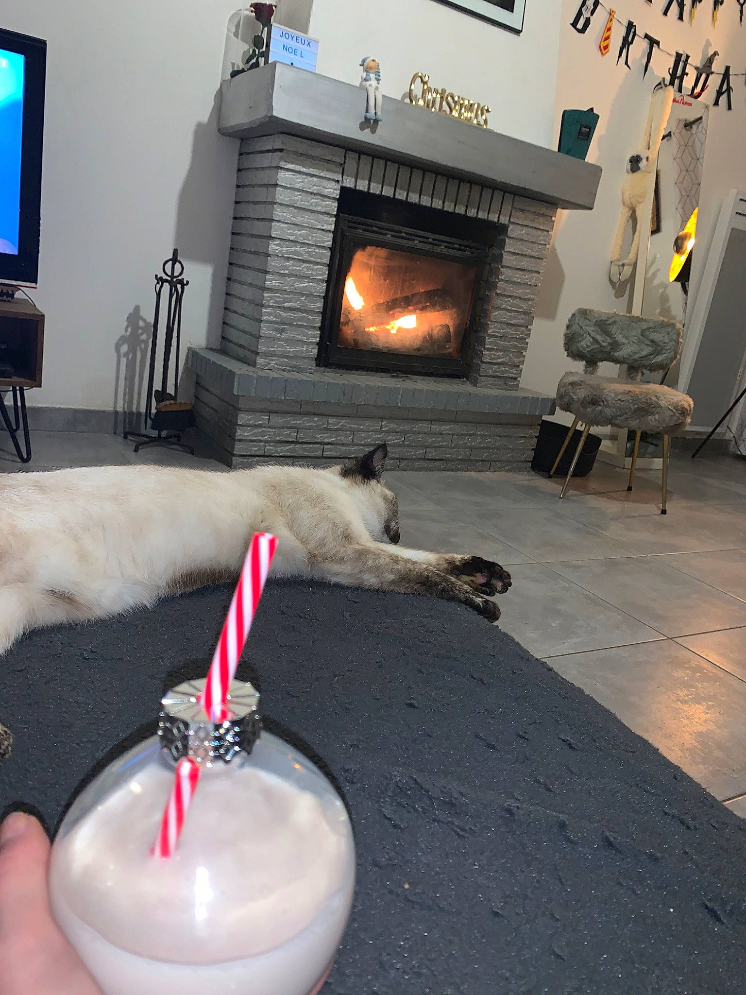 Ella participe au concours pour gagner de l'argent avec cette photo : fireplace, flame, gas, hearth, heat, table