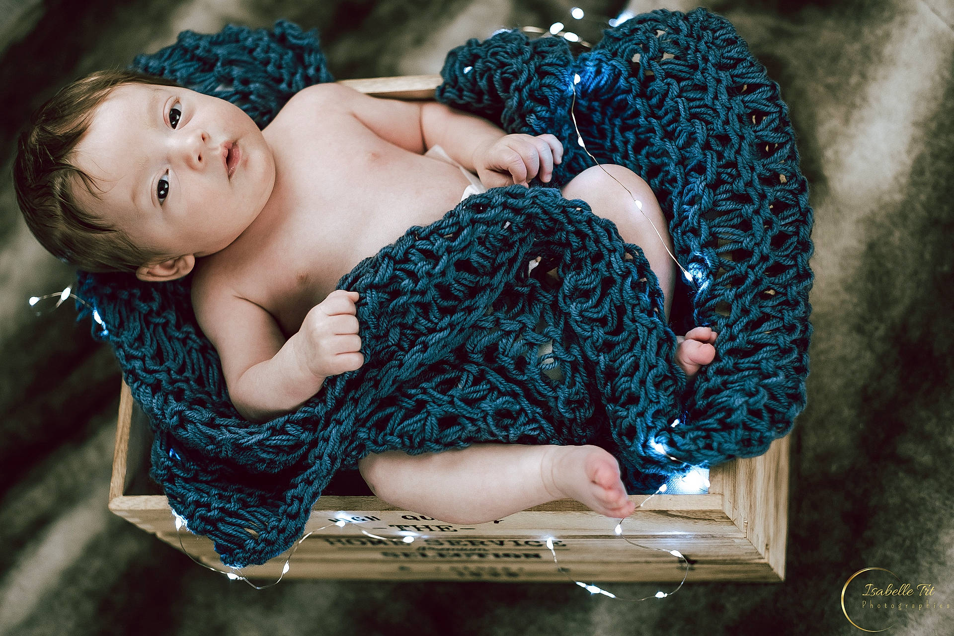Tiago a rejoint le concours — aidez-le/la à gagner de superbes lots ! baby, blanket, child, cozy, cute, expression, face, fairy_lights, foot, hand, indoors, infant, knit, looking_at_camera, lying_down, photography, portrait, skin, soft_lighting, wooden_crate