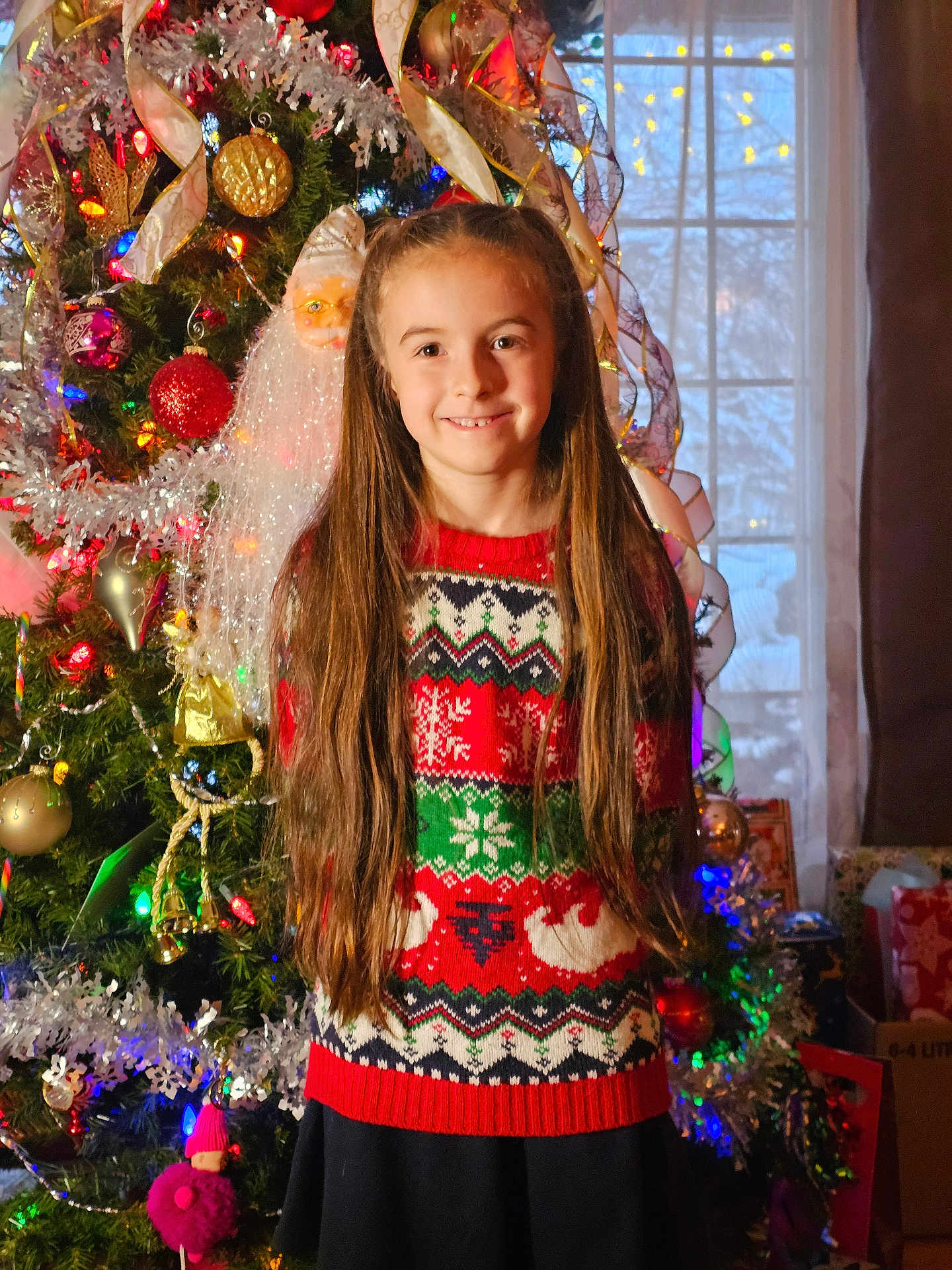 Emma participe au concours pour gagner de l'argent avec cette photo : girl, child, christmas_tree, holiday_sweater, festive, ornaments, tinsel, lights, smile, long_hair, indoor, portrait, decorations, santa_figure, window, presents, red_sweater, happy, seasonal, family_photo