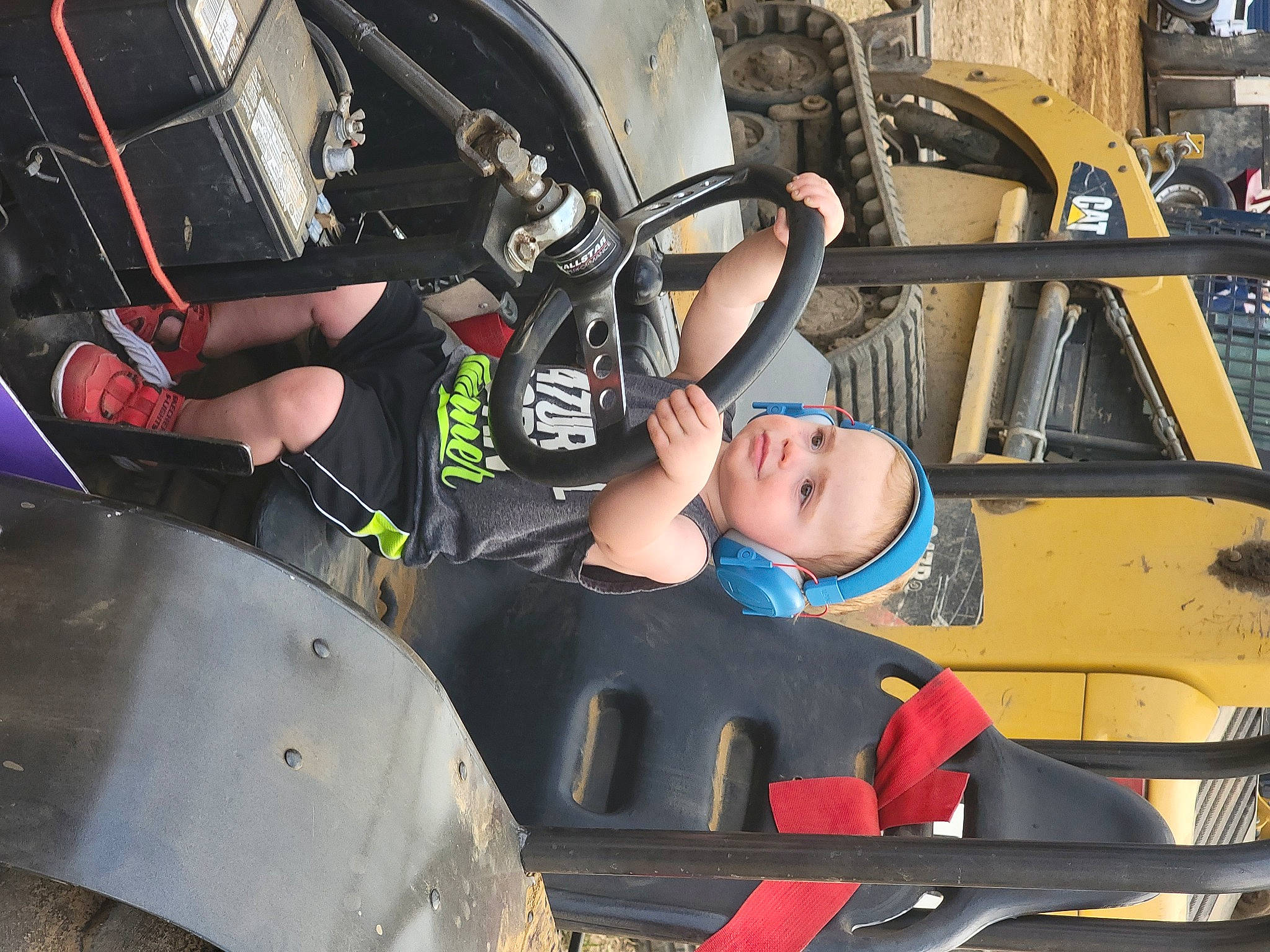 Kol is registered to the contest to win money with this photo: auto_part, automotive_design, automotive_exterior, automotive_lighting, automotive_tire, automotive_wheel_system, bumper, helmet, hood, motor_vehicle, motorsport, person, personal_protective_equipment, race_car, racing, rim, tire, toddler, vehicle, vehicle_door