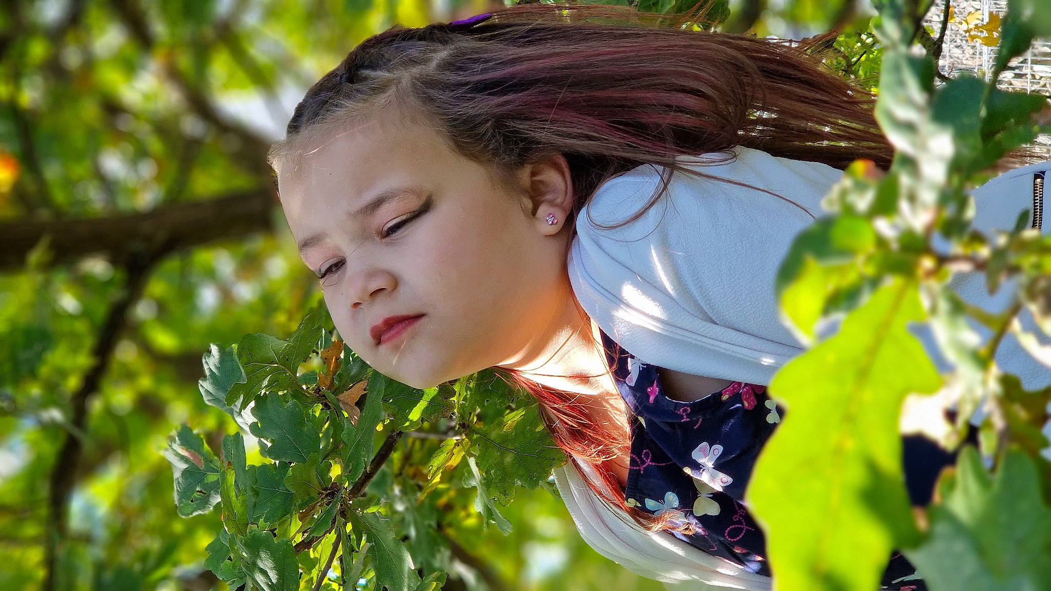 Camille a rejoint le concours — aidez-le/la à gagner de superbes lots ! autumn, brown_hair, child, eyelash, fashion_accessory, grass, happy, leisure, lens_flare, lip, people_in_nature, person, portrait_photography, tree