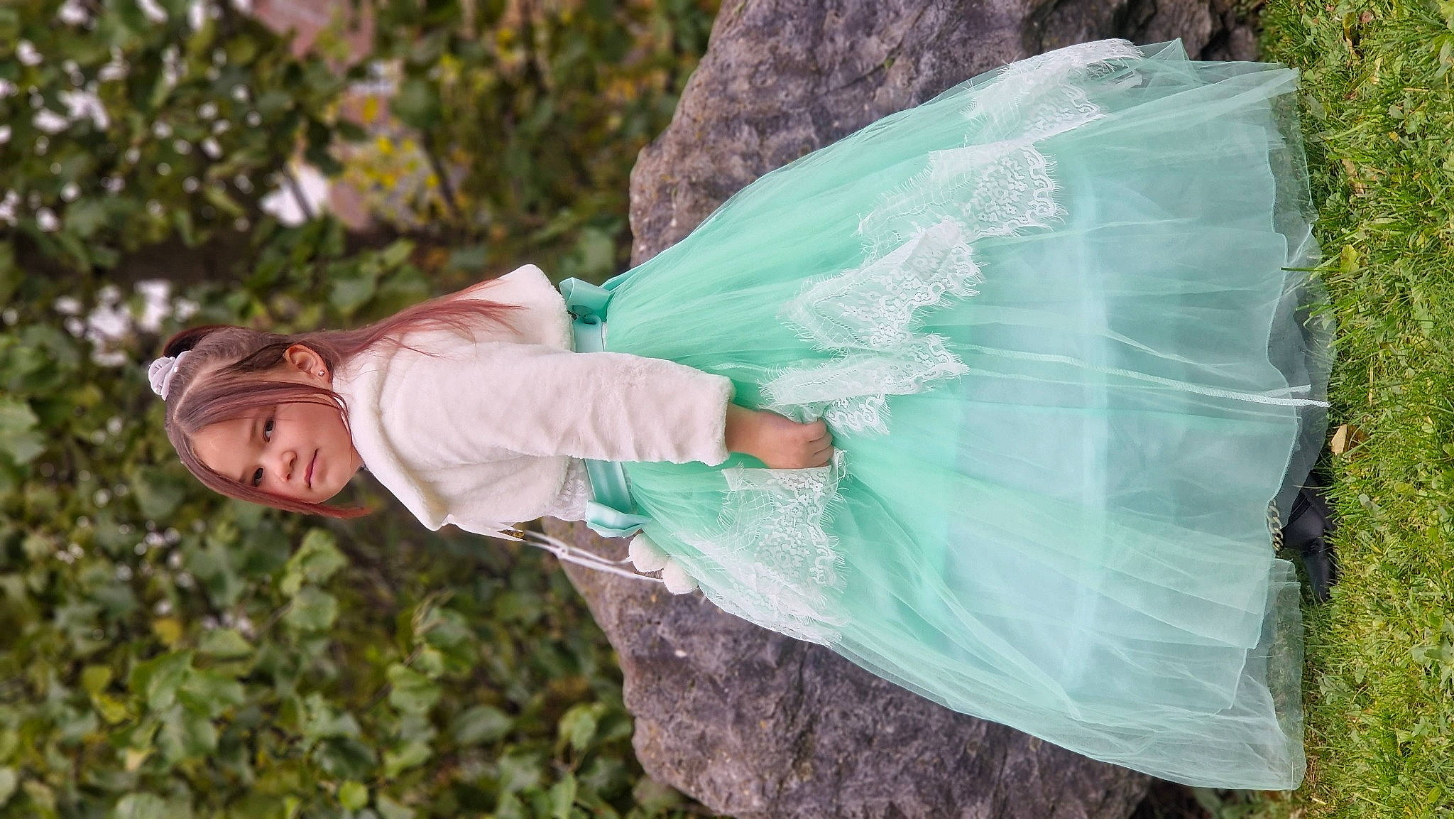 Camille participe au concours pour gagner de l'argent avec cette photo : adaptation, botany, event, fashion_accessory, feather, fun, garden, gesture, grass, happy, leaf, leisure, people_in_nature, person, vacation, water, wind, wing