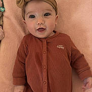 Ava a rejoint le concours — aidez-le/la à gagner de superbes lots ! apparel, baby, blanket, bow, child, clothing, cozy, cute, face, hands, happy, headband, indoor, infant, lying_down, onesie, portrait, skin, smiling, soft_texture