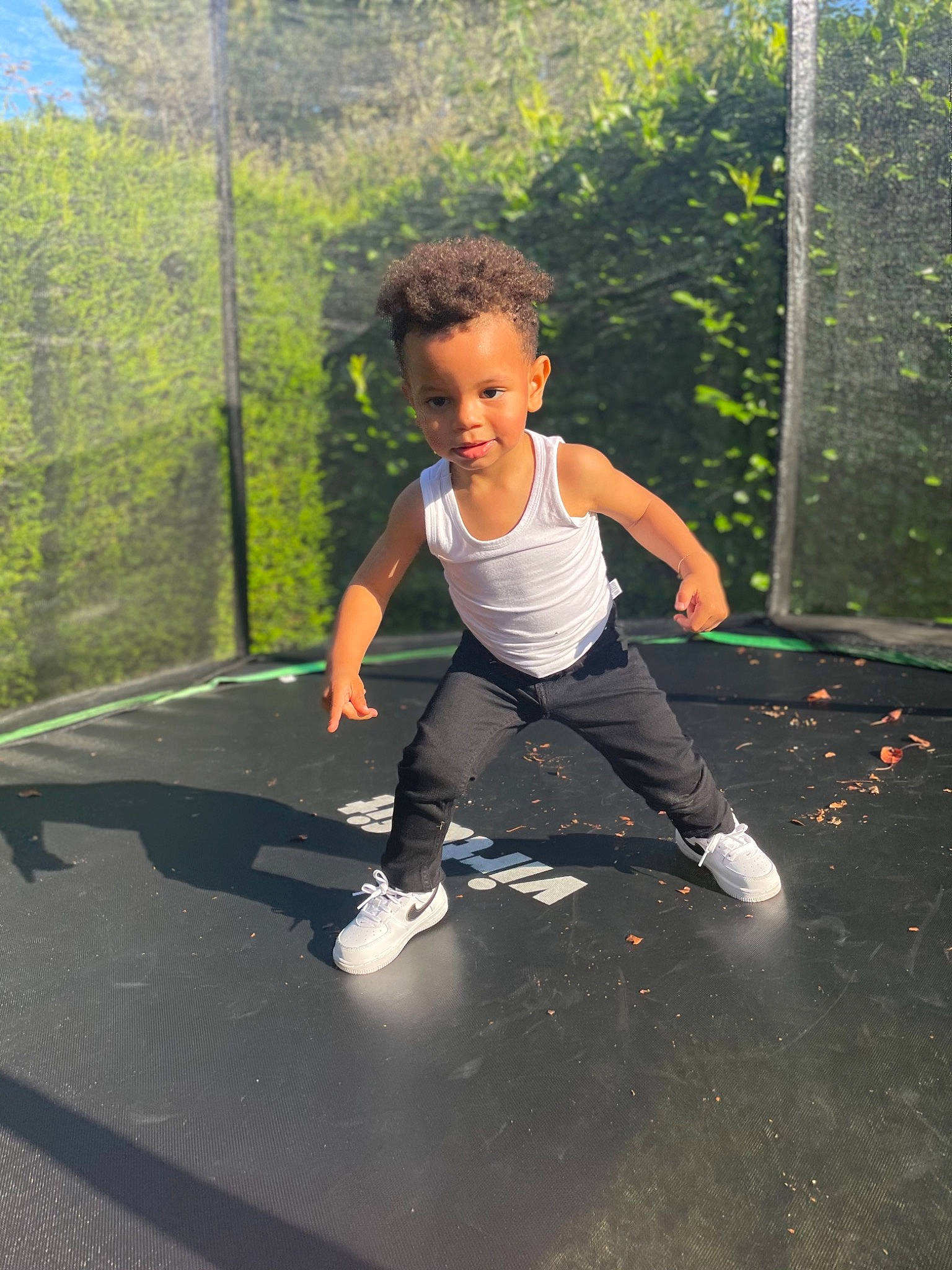 Naïl Mattia a rejoint le concours — aidez-le/la à gagner de superbes lots ! asphalt, balance, child, flash_photography, fun, grass, happy, leisure, people_in_nature, person, physical_fitness, playground, playing_sports, recreation, sports, t_shirt, toddler, trampoline, trampolining, trampolining_equipment_and_supplies