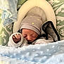 Eden a rejoint le concours — aidez-le/la à gagner de superbes lots ! baby, babywear, bed, bedding, blanket, child, clothing, cozy, cute, fist, hat, indoors, infant, newborn, pastel, peaceful, portrait, resting, sleeping, soft