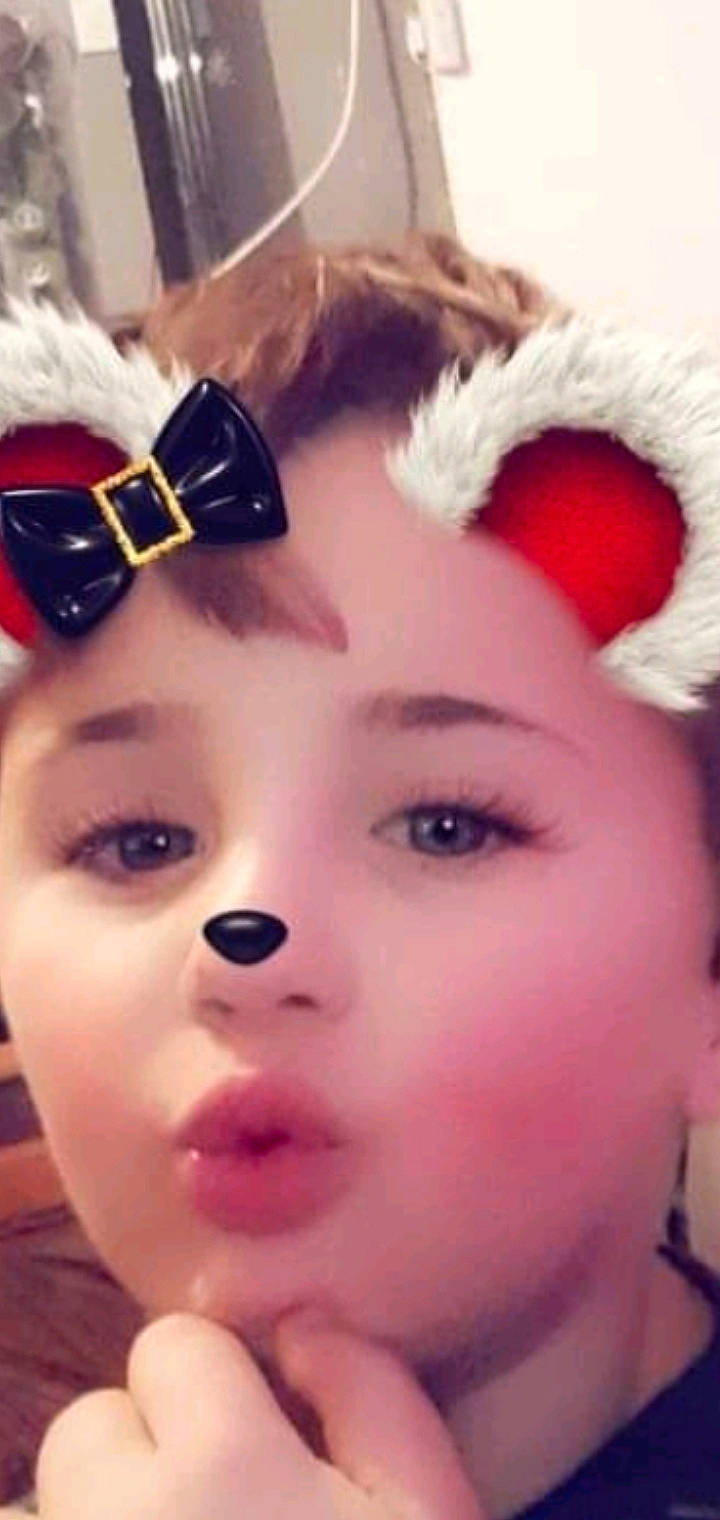 Daniel participe au concours pour gagner de l'argent avec cette photo : black_hair, cheek, child, ear, eye, eyebrow, eyelash, gesture, hair, happy, headband, headgear, human_body, iris, lip, mammal, nose, person, skin, toddler