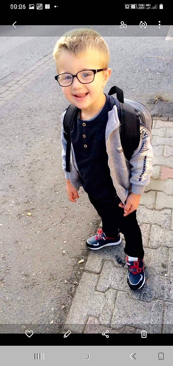 Daniel a rejoint le concours — aidez-le/la à gagner de superbes lots ! asphalt, child, cool, electric_blue, eyewear, fashion_accessory, flash_photography, footwear, formal_wear, glasses, happy, joy, pattern, person, shoe, sleeve, sneakers, street_fashion, t_shirt, toddler