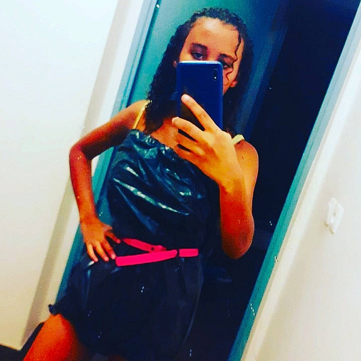 Kaena a rejoint le concours — aidez-le/la à gagner de superbes lots ! beauty, black_hair, dress, electric_blue, human_leg, joint, leg, lip, long_hair, mirror, mouth, nose, person, photography, selfie, shoulder, smoking, sportswear, t_shirt, thigh