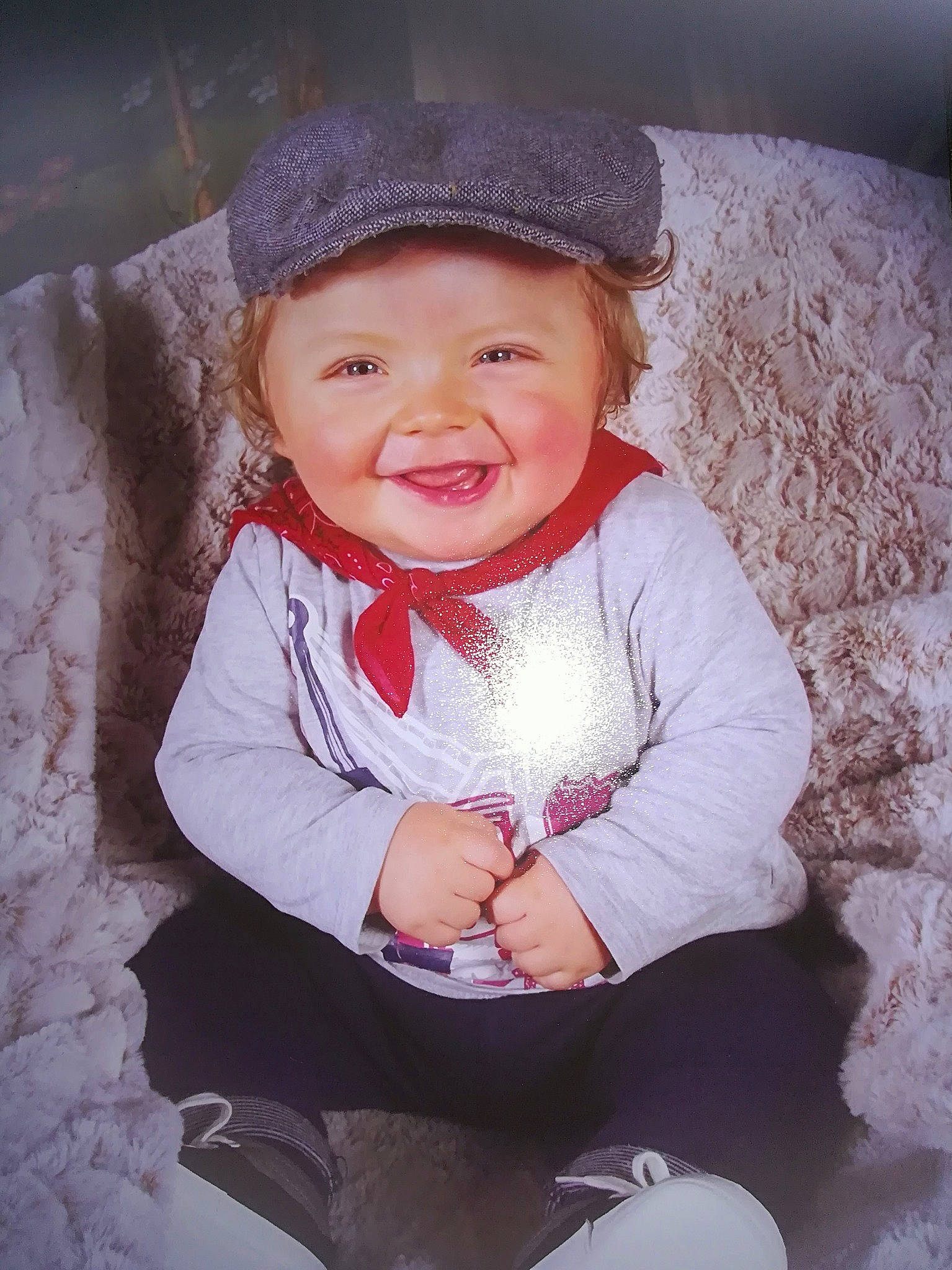 Antoine participe au concours pour gagner de l'argent avec cette photo : baby, cheek, child, eye, fun, happy, hat, headgear, headwear, joy, person, sitting, skin, smile, toddler