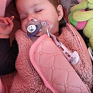Shelsea a rejoint le concours — aidez-le/la à gagner de superbes lots ! baby, sleeping, pacifier, blanket, pink, plush_toy, child, cozy, jacket, soft, cute, resting, infant, peaceful, warm, indoor, face, head, cute_clothing, comfort