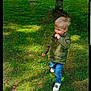 Lorenzo a rejoint le concours — aidez-le/la à gagner de superbes lots ! child, boy, grass, tree, outdoor, greenery, jacket, jeans, shoes, yard, daylight, nature, house, casual_clothing, blond_hair, walking, curious, spring, sunlight, park