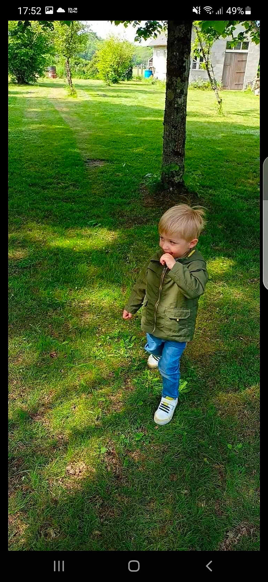 Lorenzo a rejoint le concours — aidez-le/la à gagner de superbes lots ! child, boy, grass, tree, outdoor, greenery, jacket, jeans, shoes, yard, daylight, nature, house, casual_clothing, blond_hair, walking, curious, spring, sunlight, park