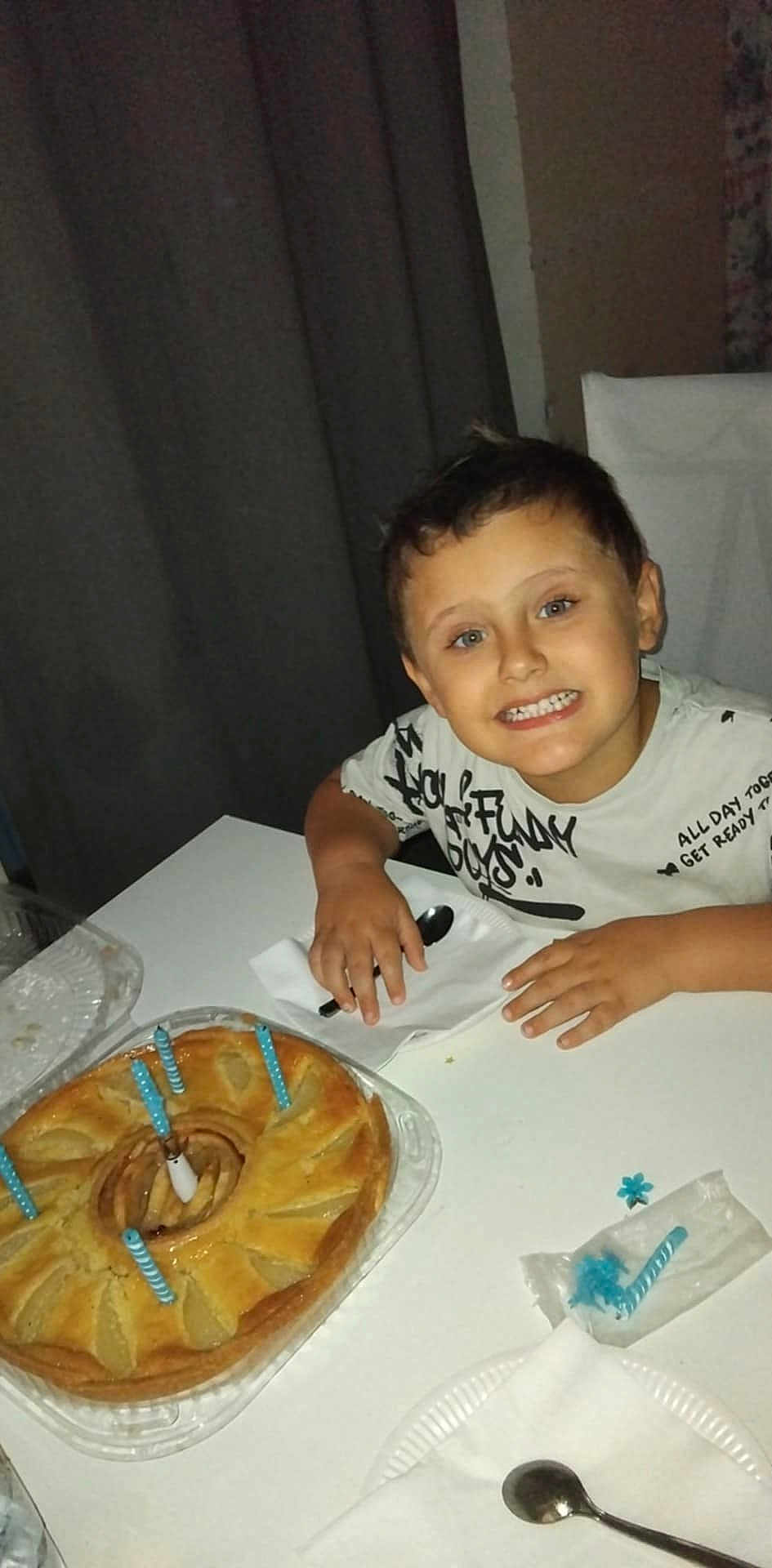 Alessio participe au concours pour gagner de l'argent avec cette photo : child, boy, smiling, table, pie, candles, birthday, spoon, napkin, plate, indoor, celebration, food, dessert, happy, face, sitting, short_hair, casual_clothing, party
