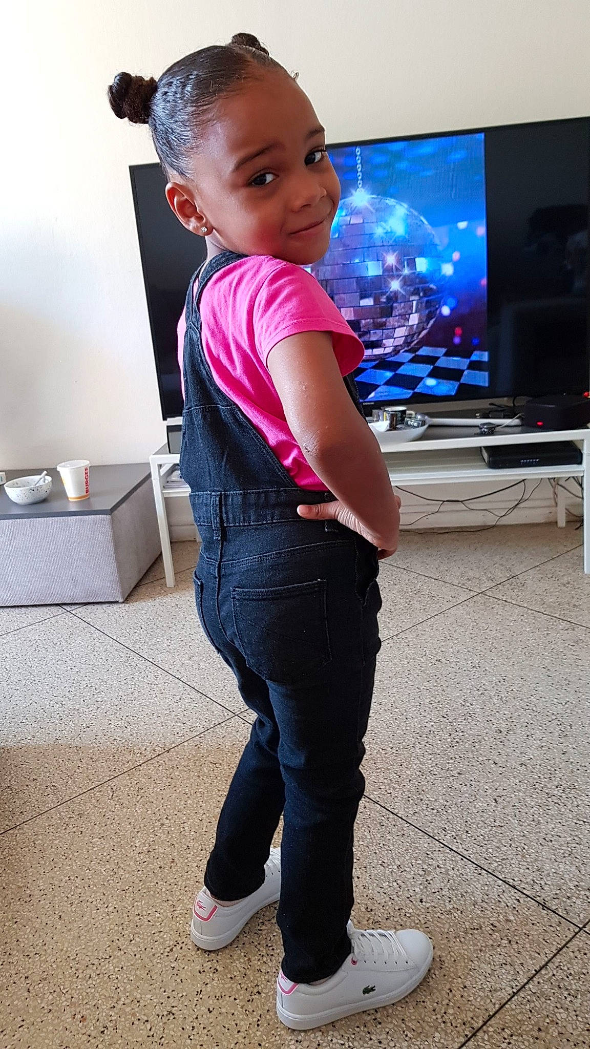 Keylia participe au concours pour gagner de l'argent avec cette photo : abdomen, chest, denim, elbow, electric_blue, flash_photography, flooring, gadget, human_leg, jeans, joy, knee, person, shipping_box, sleeve, snapshot, sportswear, street_fashion, t_shirt, thigh