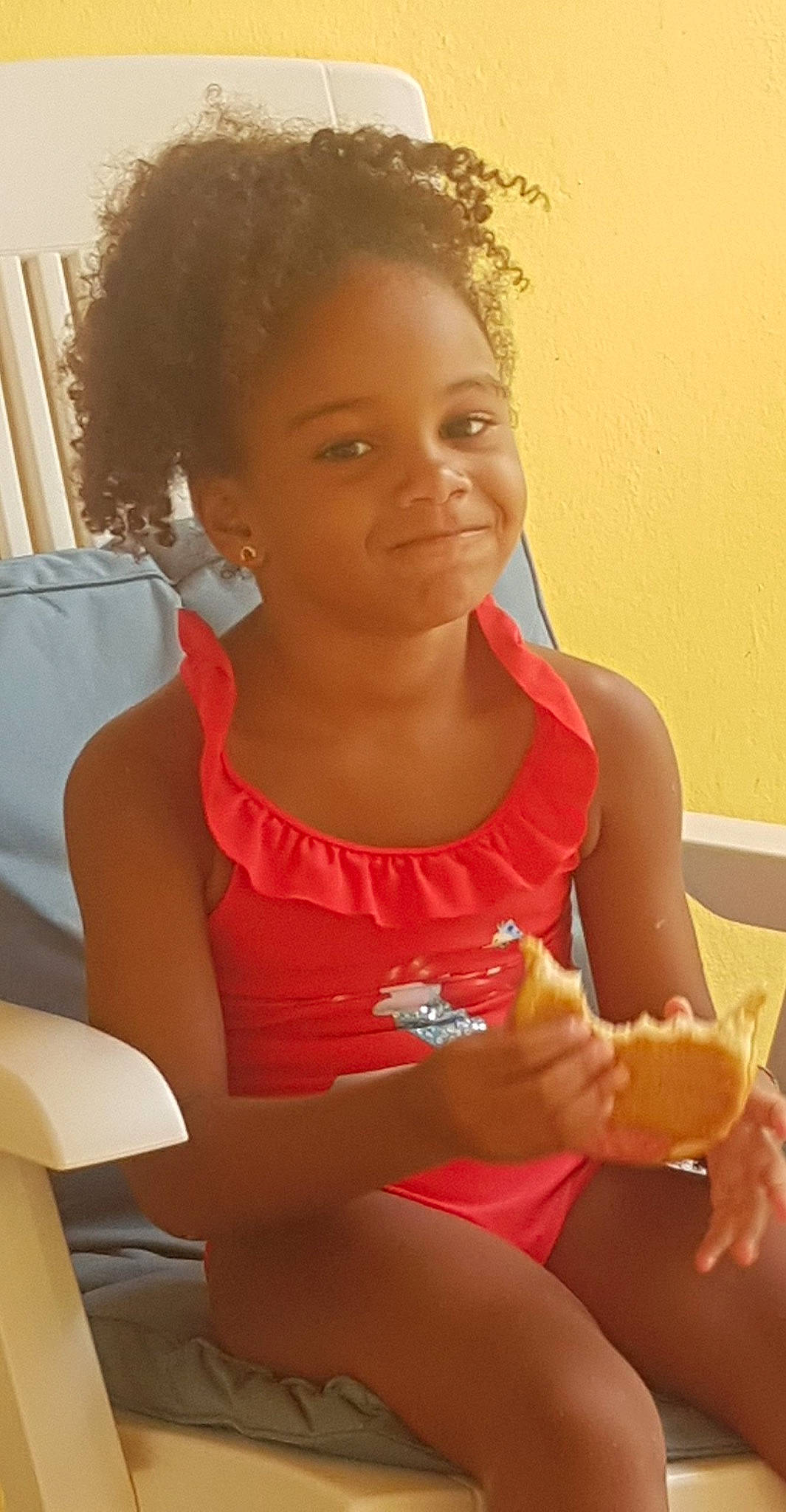 Keylia participe au concours pour gagner de l'argent avec cette photo : abdomen, black_hair, chest, chin, elbow, fun, hairstyle, hand, happy, head, human_body, jheri_curl, joy, leisure, lip, neck, person, shoulder, skin, smile