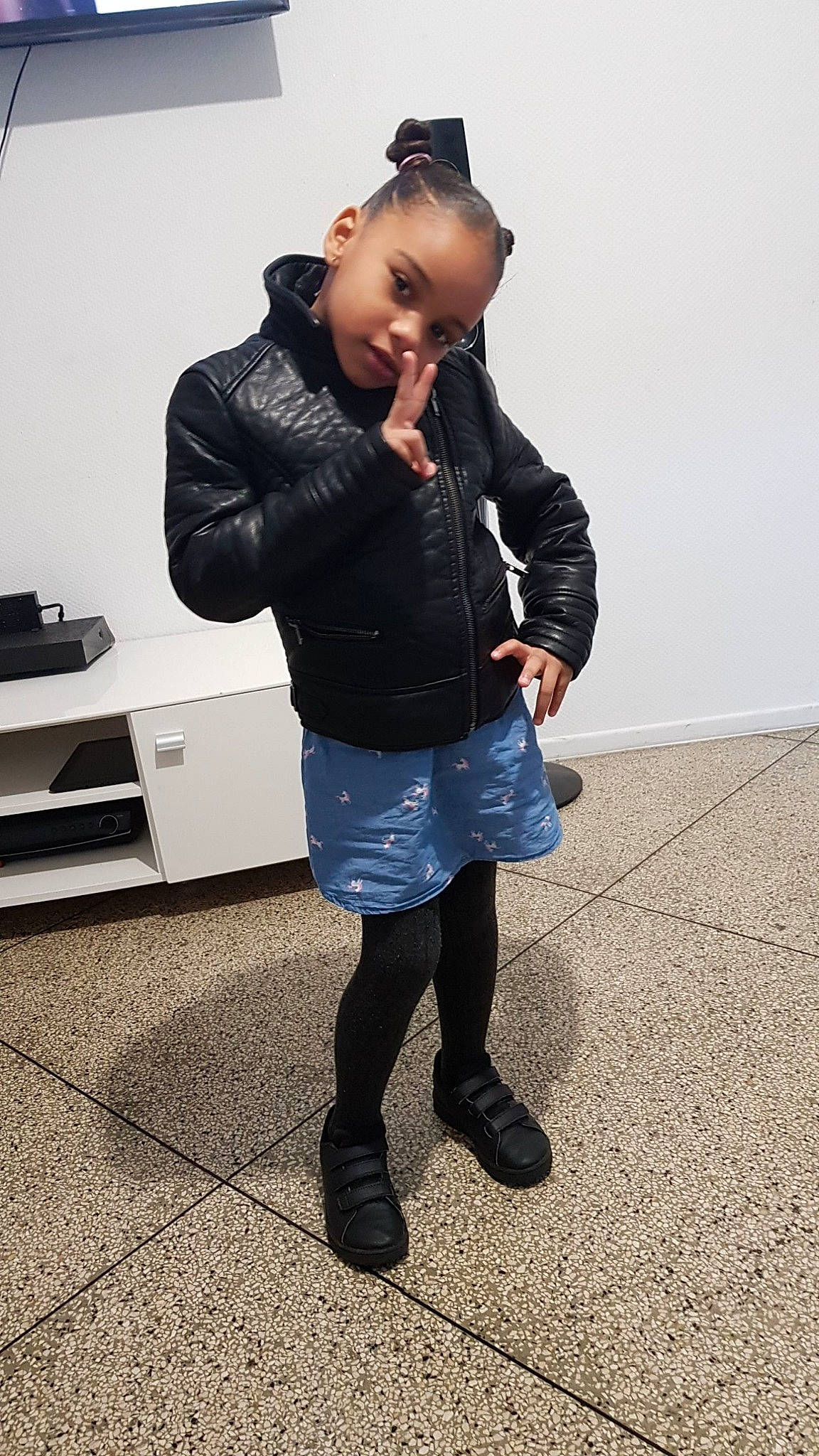 Keylia participe au concours pour gagner de l'argent avec cette photo : boot, collar, denim, face, fashion_accessory, fashion_design, fur, human_body, human_leg, jewellery, knee, leather_jacket, pattern, person, plaid, shoe, sleeve, street_fashion, thigh, toddler
