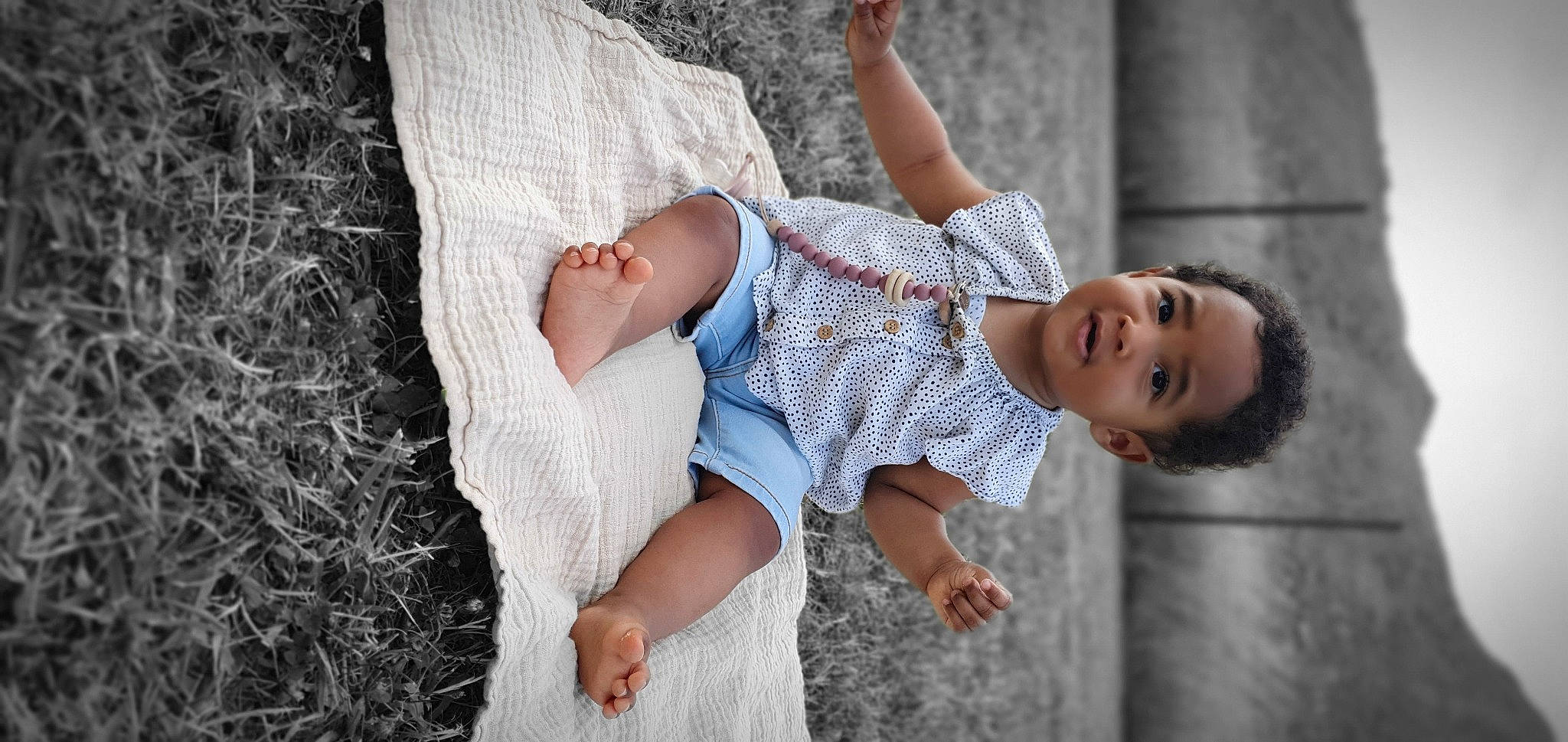 Malia participe au concours pour gagner de l'argent avec cette photo : arm, elbow, flash_photography, fun, gesture, grass, hand, happy, human_body, joint, leg, leisure, people_in_nature, person, plant, shoulder, skin, smile, standing, thigh